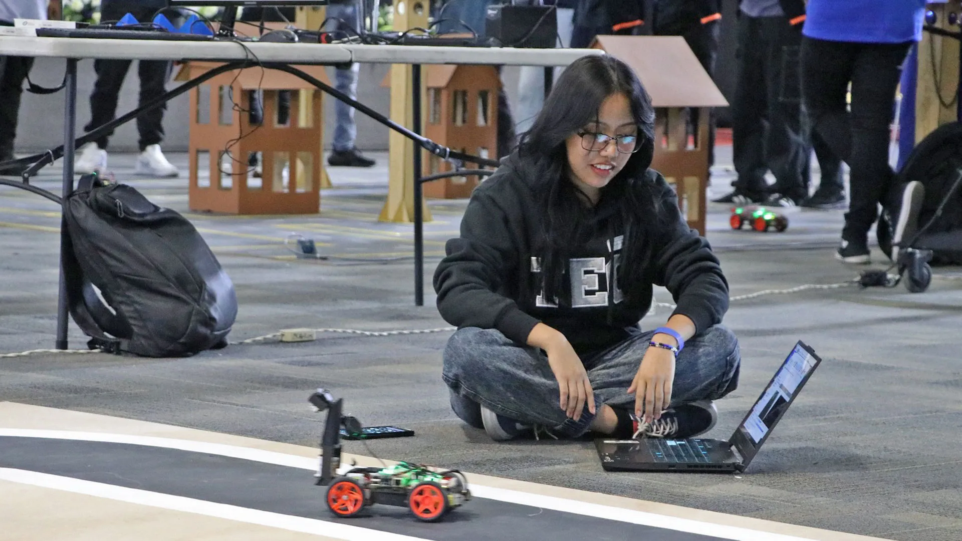Mixtli, equipo conformado por estudiantes de la Escuela de Ingeniería y Ciencias del Tecnológico de Monterrey, campus Cuernavaca, ganan el primer lugar en la categoría de vehículo terrestre autónomo durante la sexta edición del Autonomous Mechatronics Grand Prix.