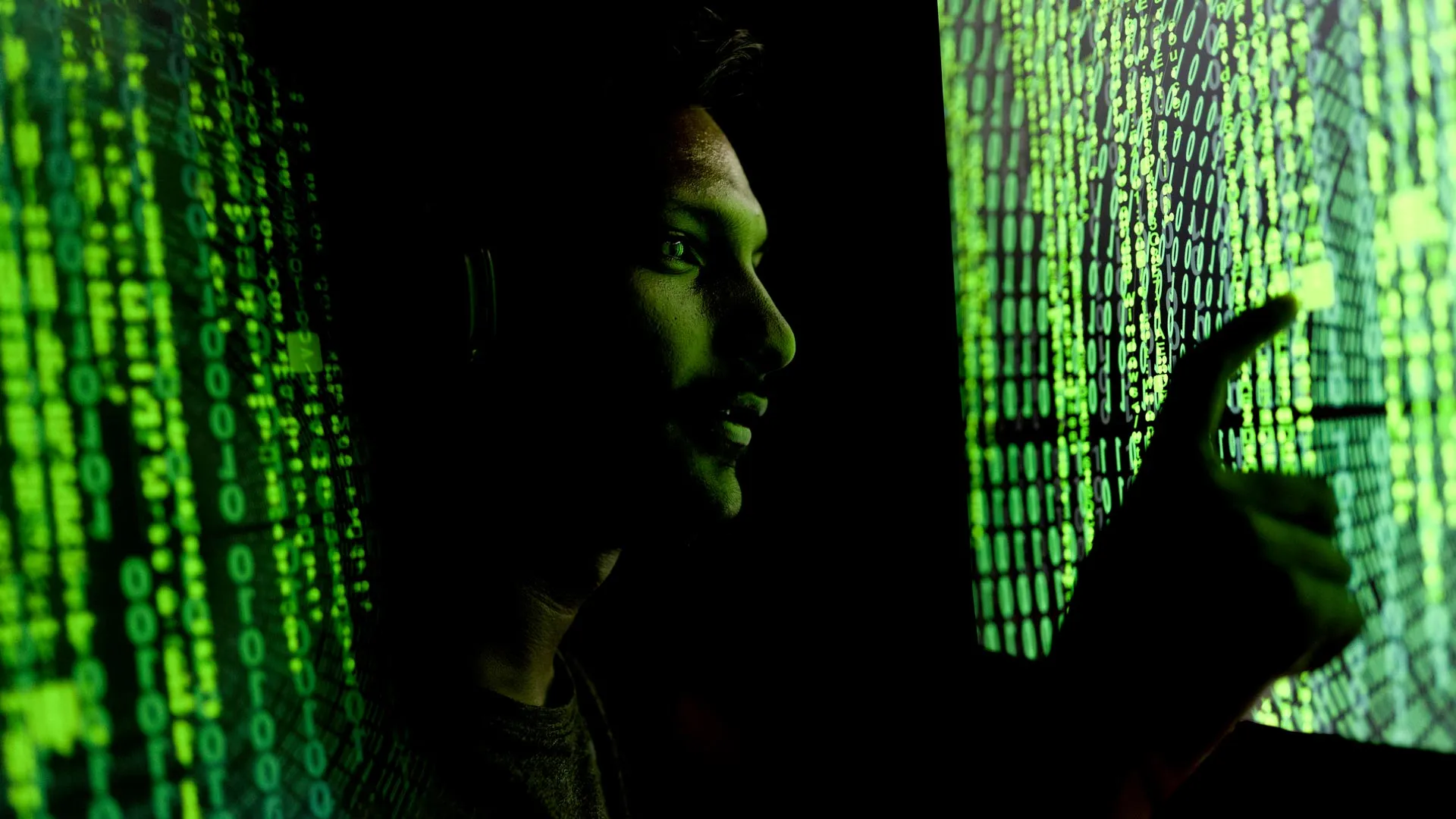 Hombre analizando data