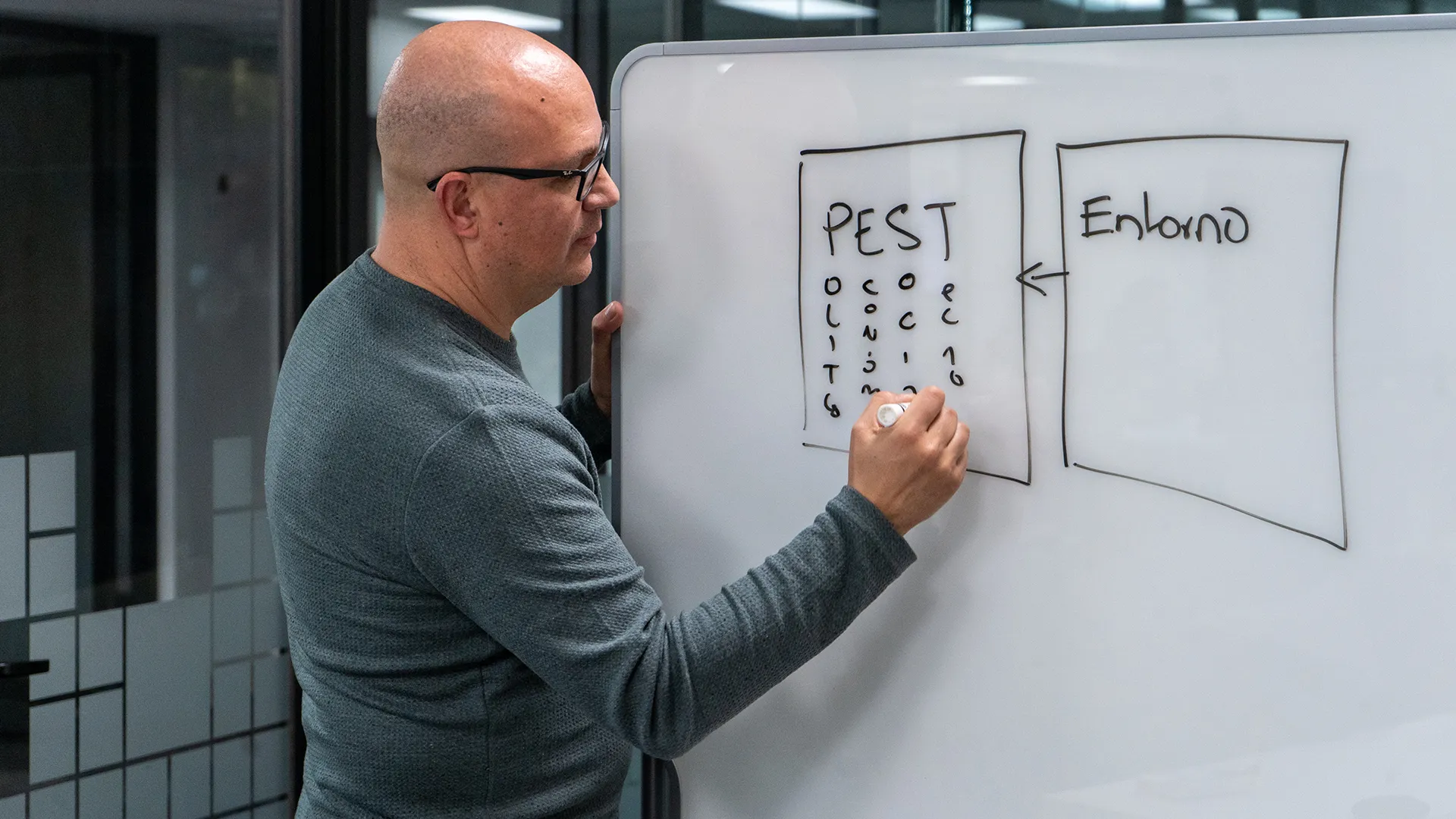 Héctor desarrollando alternativas de aprendizaje mediante inteligencia artificial.