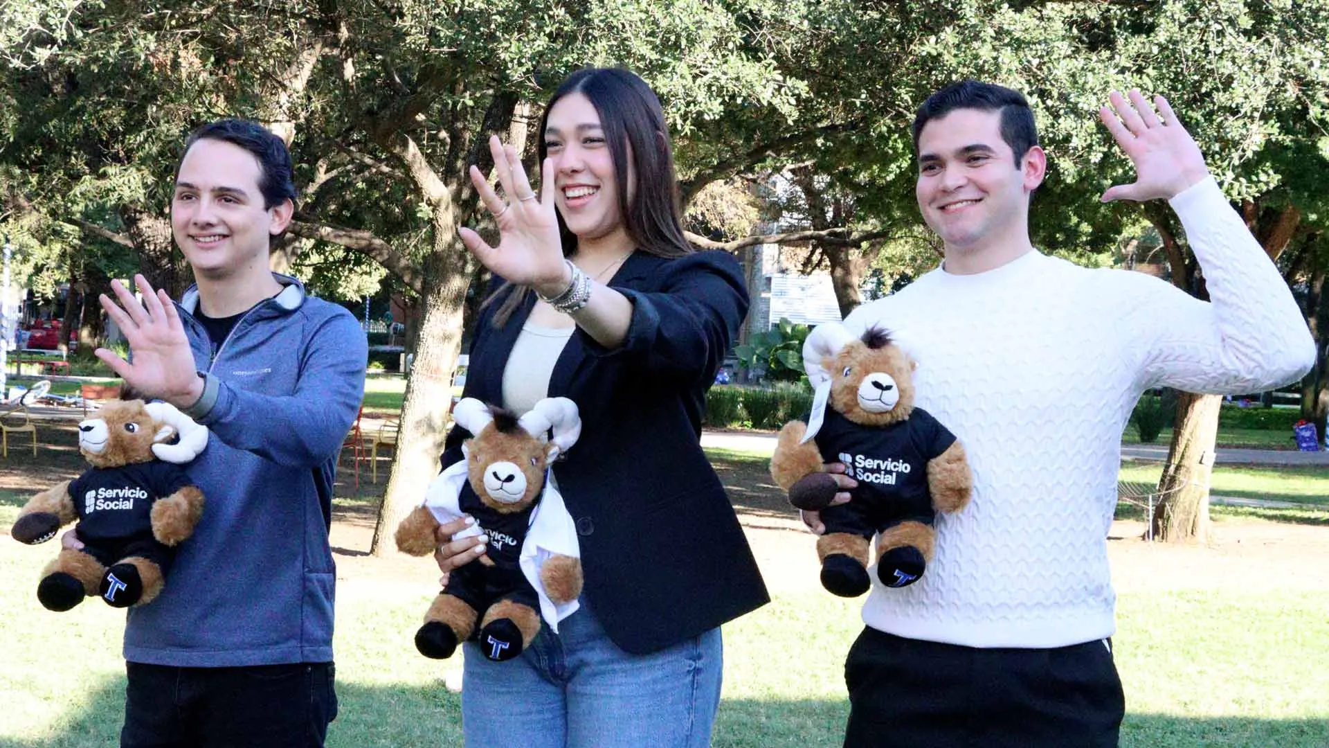 Alejandro Padilla, Rebeca Saint y Federico Ríos saludando a la cámara.