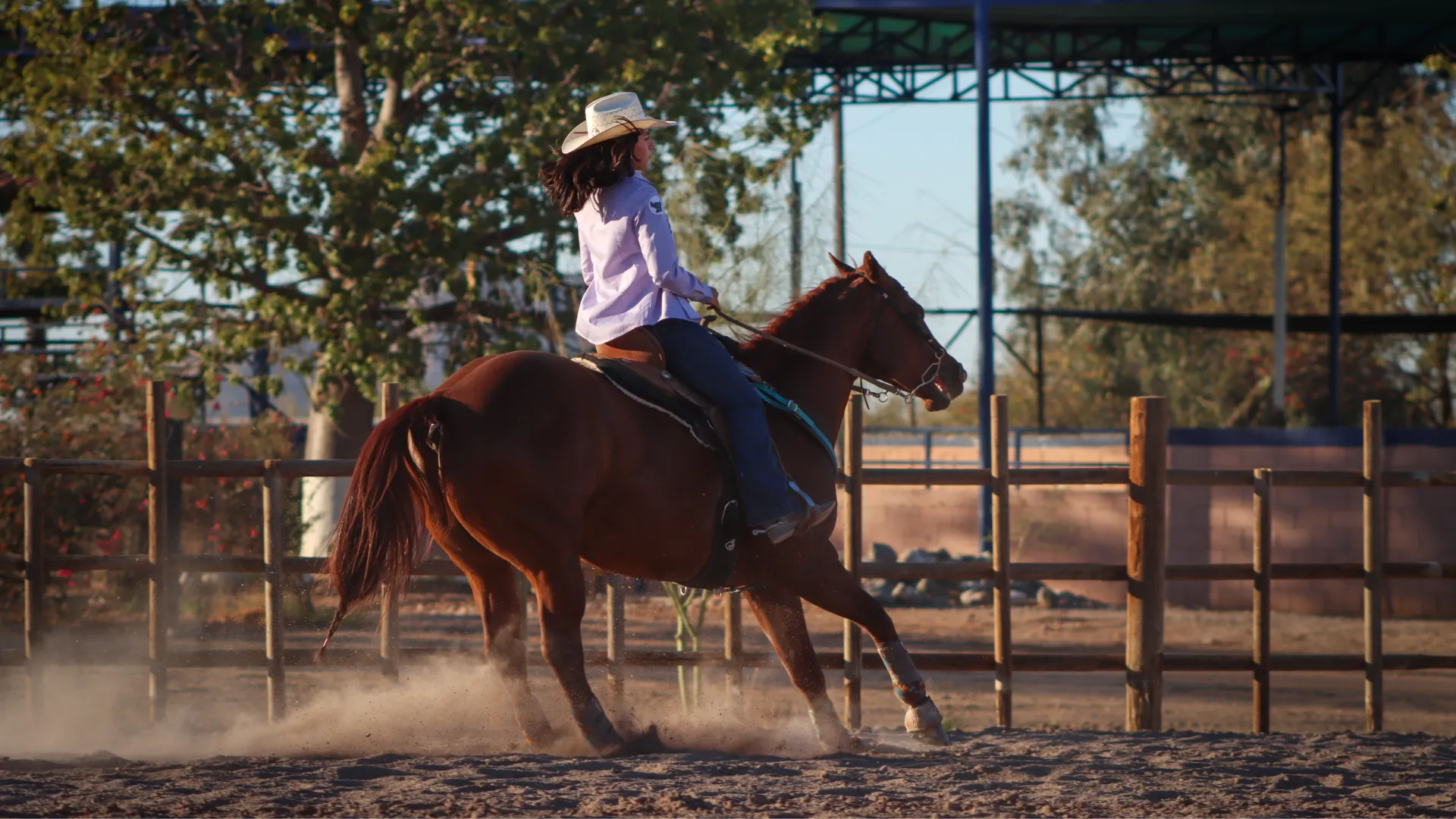 Joven cabalgando sobre un caballo