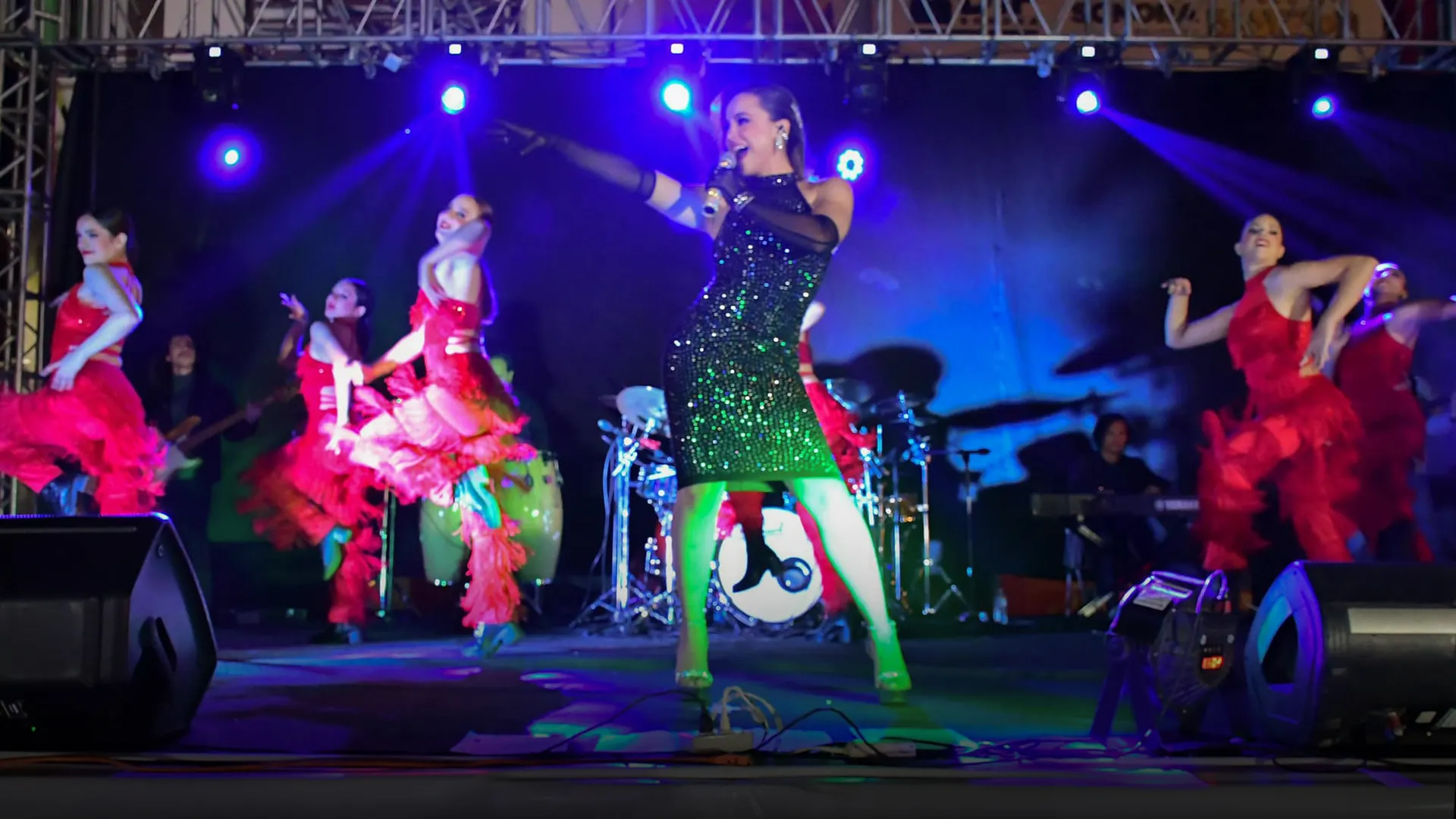 Alumnas del Tec Sonora Norte en el escenario con Caro Heredia.