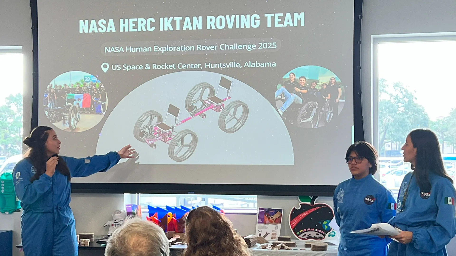 Las estudiantes de ingeniería y miembros del equipo IKTAN Roving del Tecnológico de Monterrey, campus Cuernavaca, Carla Pardo y Fernanda Rivera, junto con la egresada Dafne Ocampo, impartieron el taller ECO-ROVERS en el evento internacional Space Exploration Education Conference (SEEC) de la NASA.