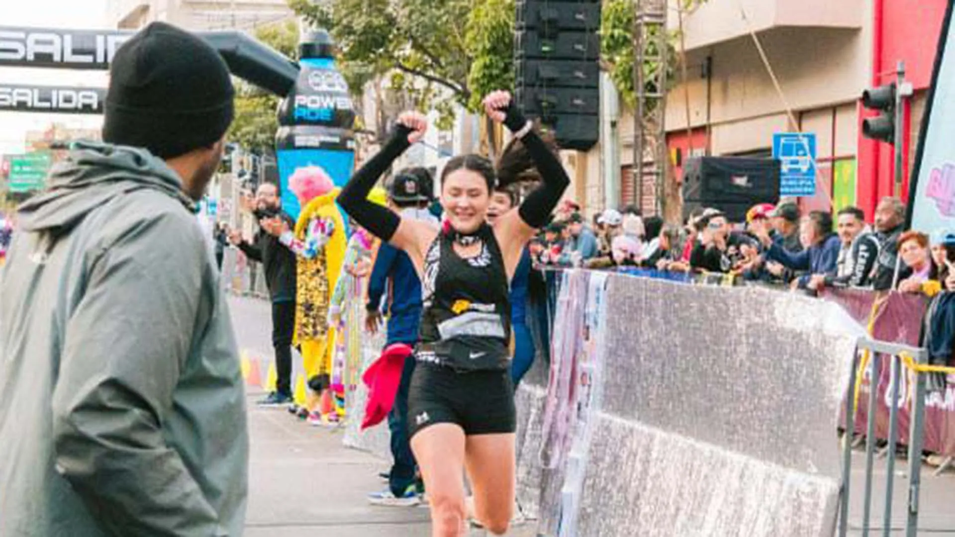 cruzando la meta del maraton internacional de culiacan