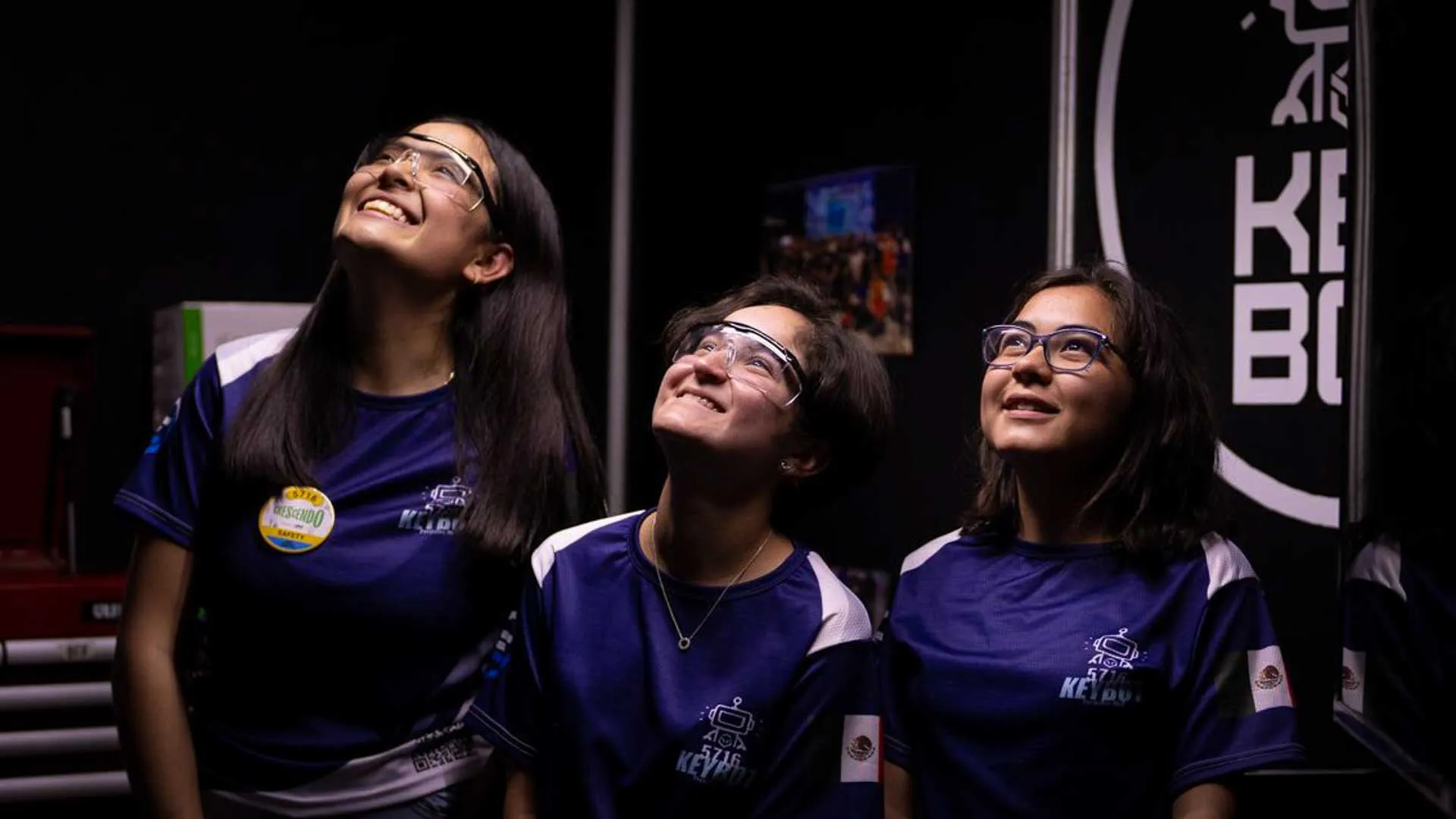 Integrantes del equipo Keybot, el equipo de robótica de PrepaTec campus Hidalgo, observando hacia arriba durante su tiempo en los pits en una competencia