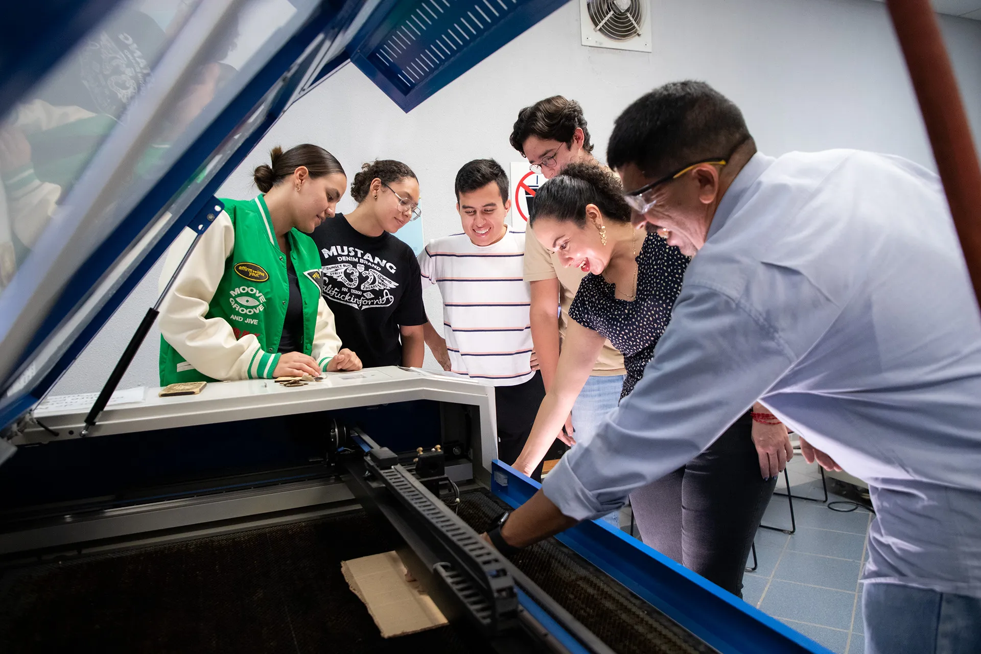 Profesor del Tec de Monterrey participa en clase con estudiantes