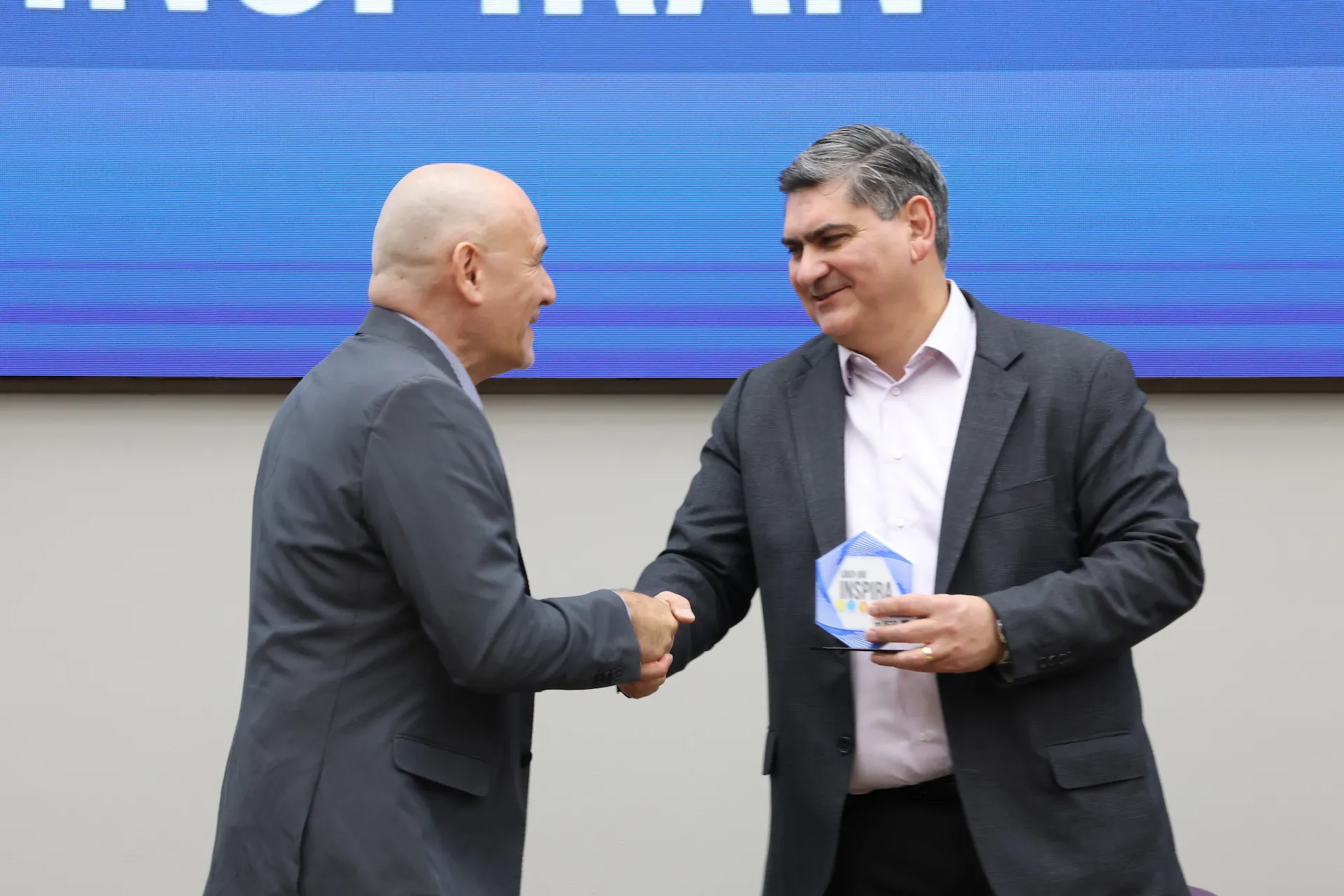 David Garza reconoce a líderes sobresalientes de la institución. 