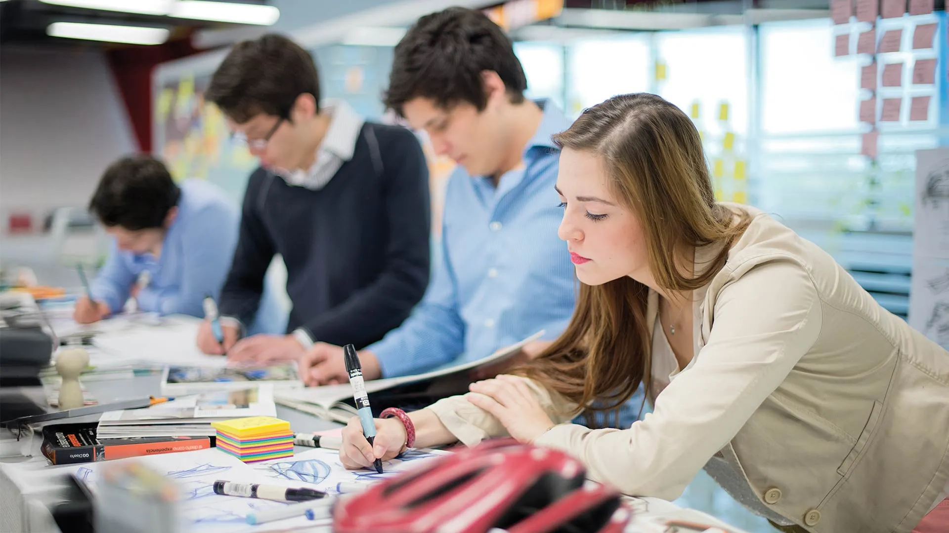 3 alumnos y 1 alumna que estudian su carrera profesional en el Tec de Monterrey