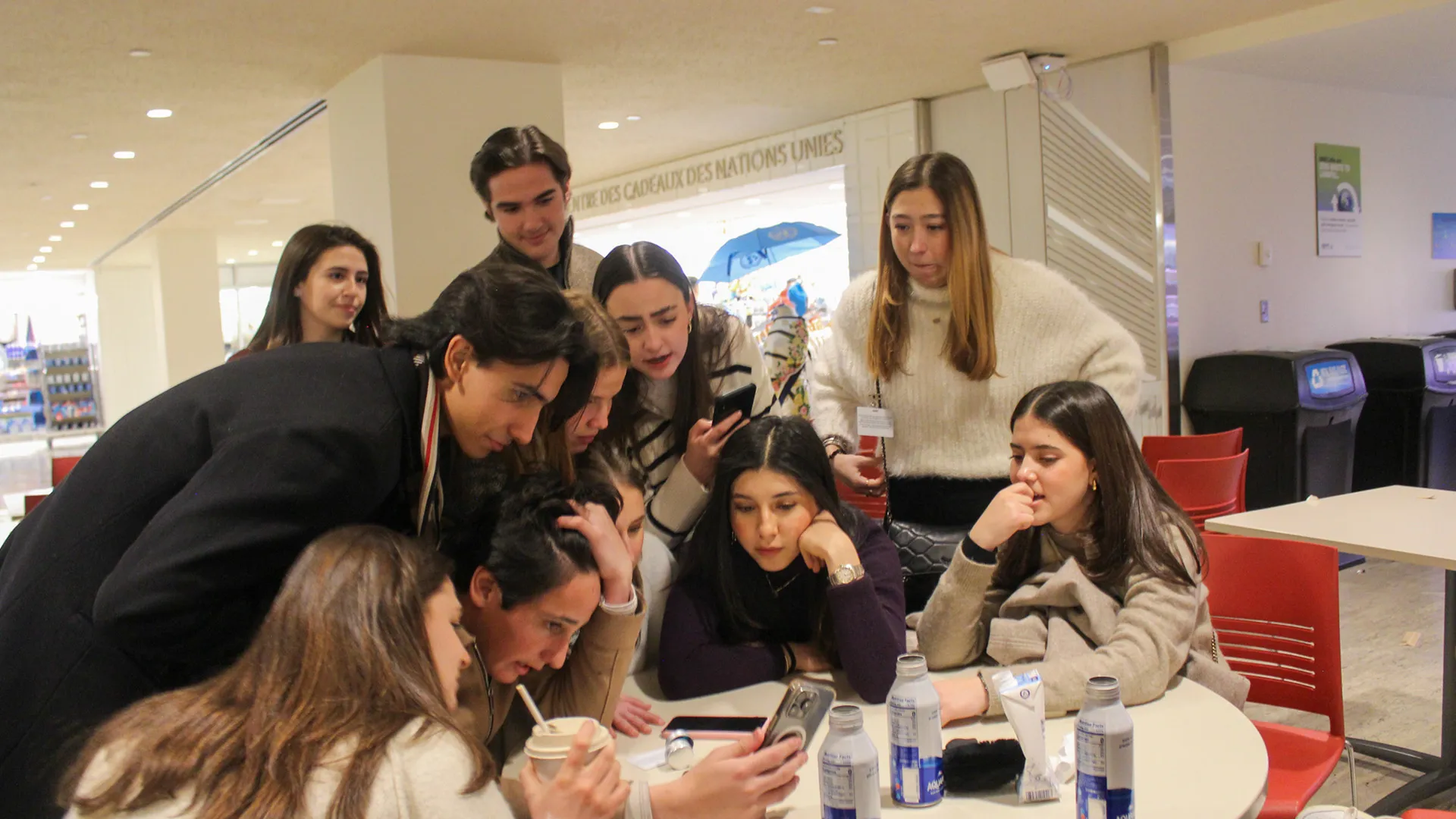 Estudiantes debatiendo