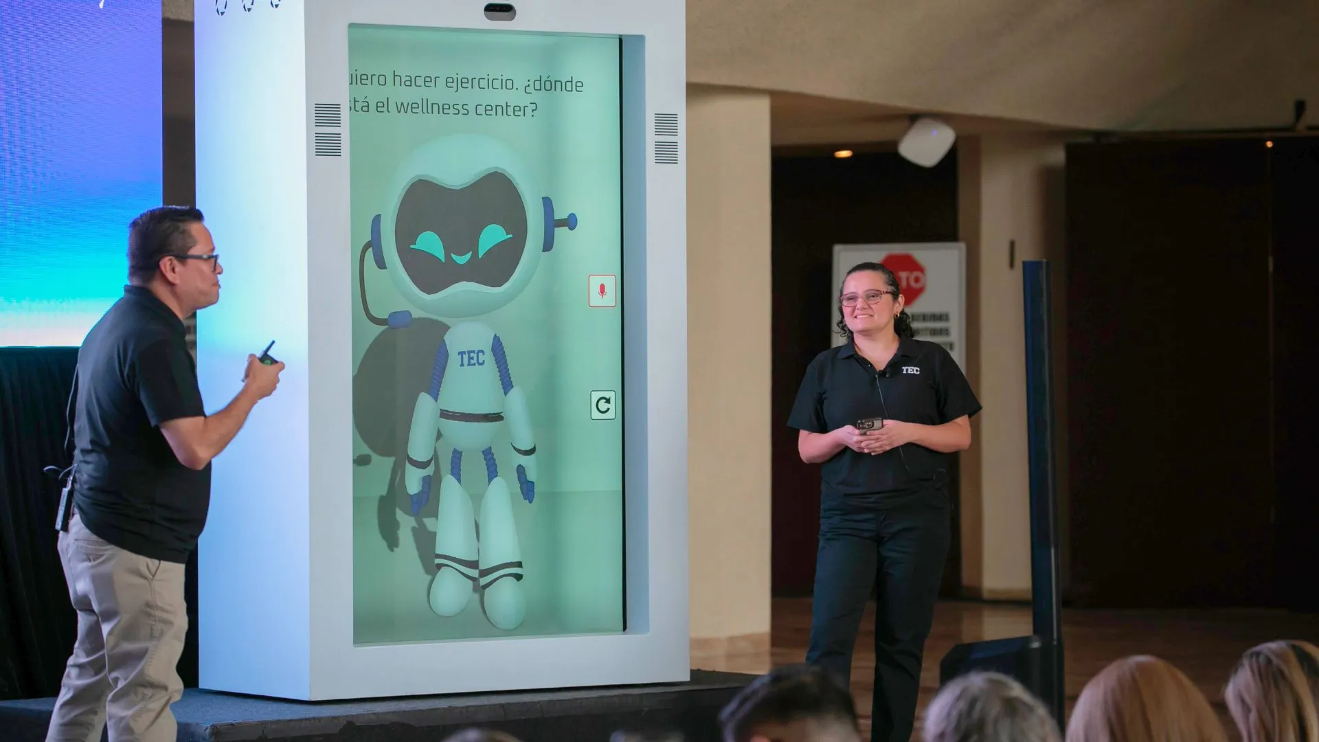 Holograma Tecbot en AI Day