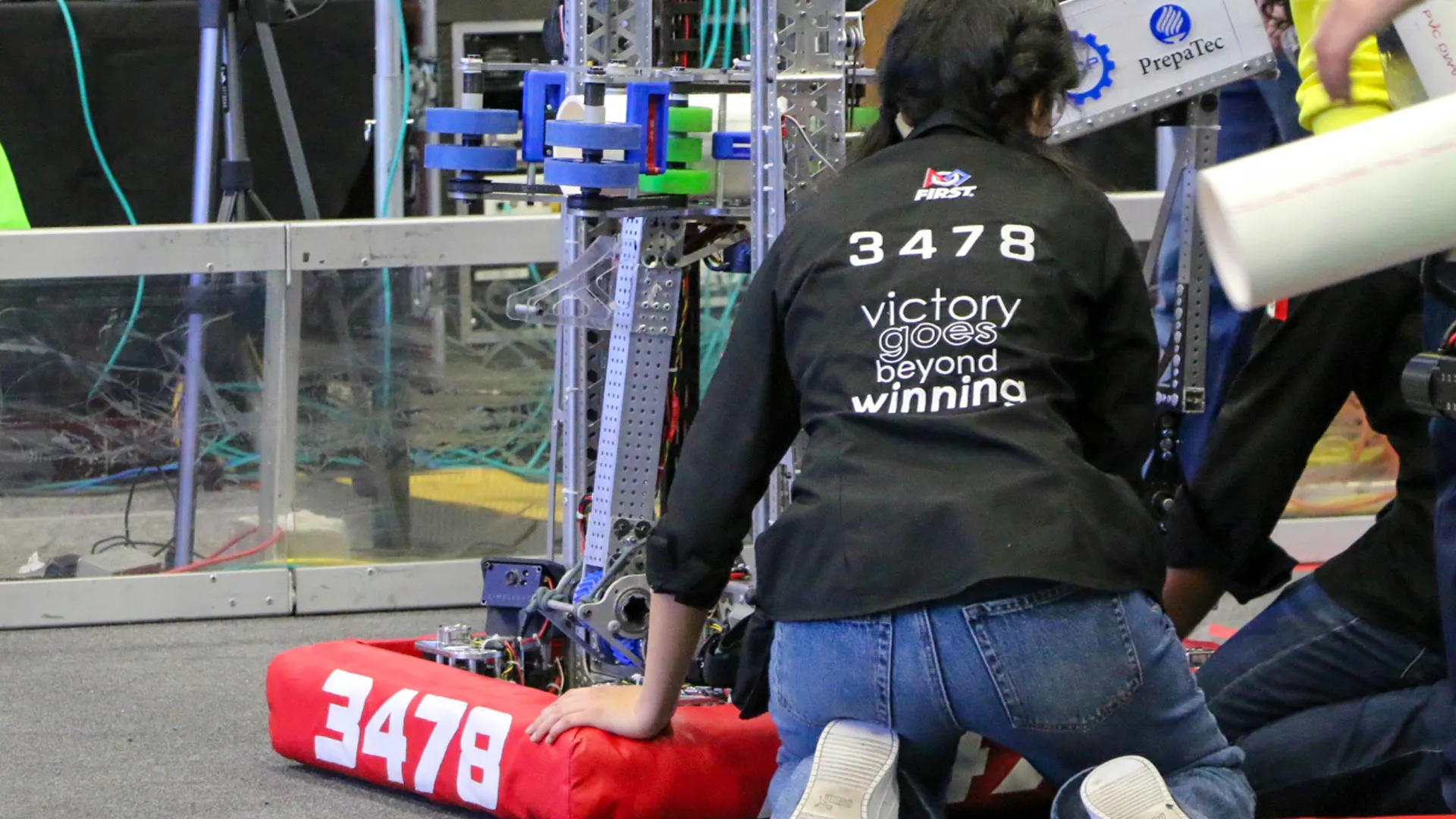 Integrante LamBot con el robot