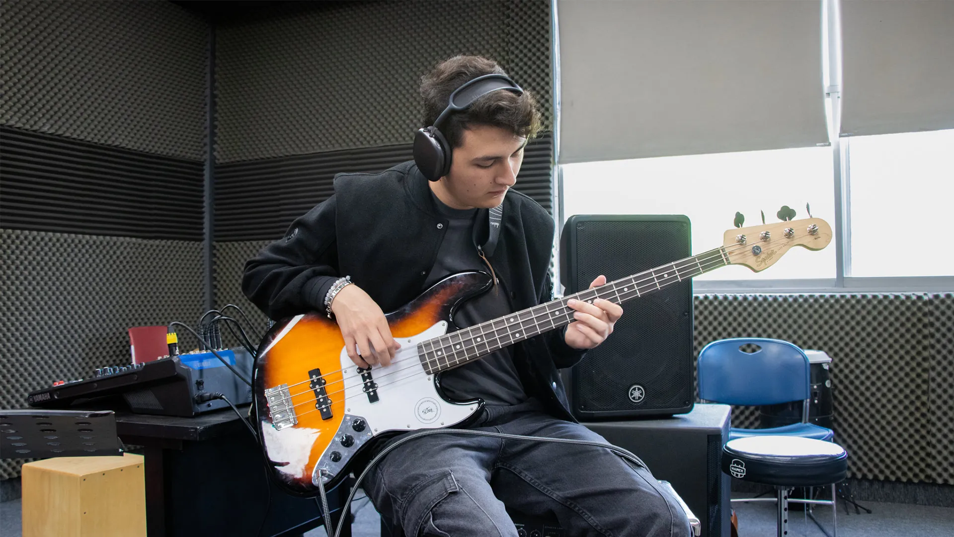 David Escudero tocando el bajo