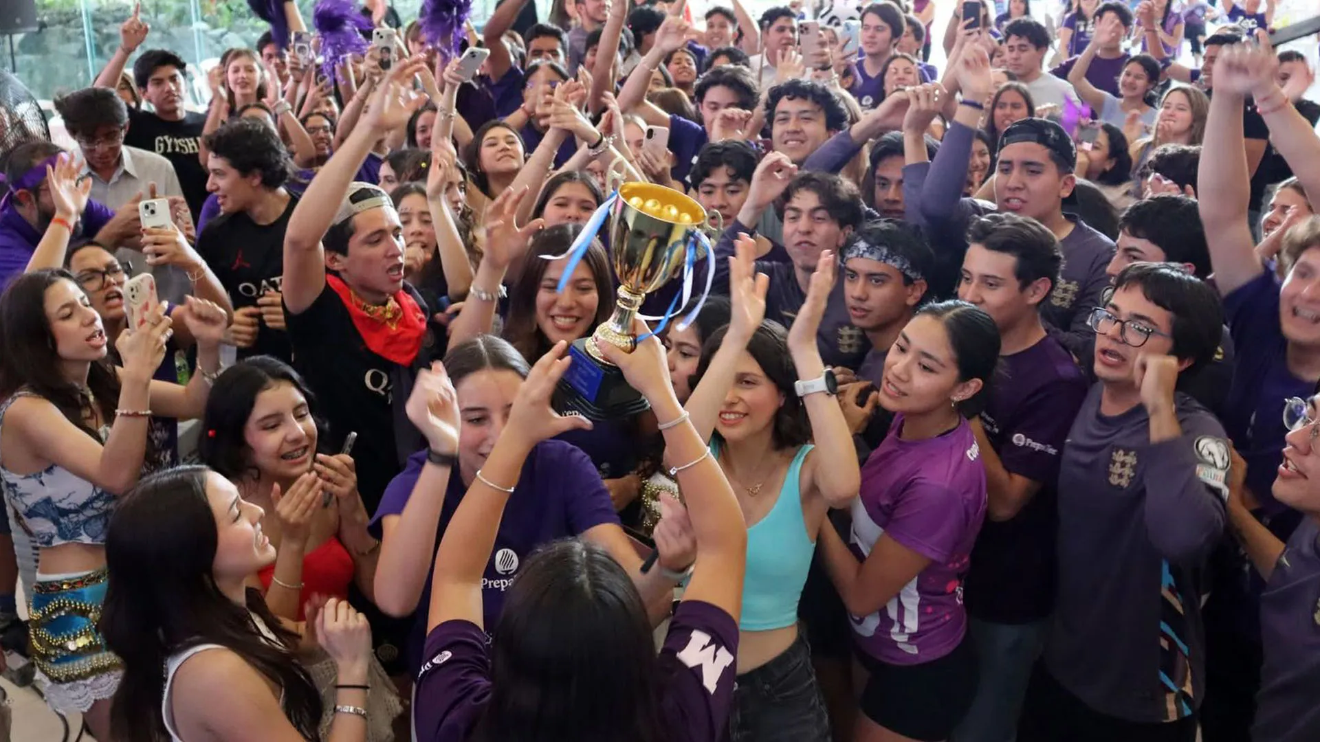 Más de 500 estudiantes de la PrepaTec Cuernavaca se vistieron de rojo, rosa y morado para demostrar cuál es la mejor generación en la Copa Borrego, un evento que este 2025 cumplió 10 años de realizarse en el campus Cuernavaca.