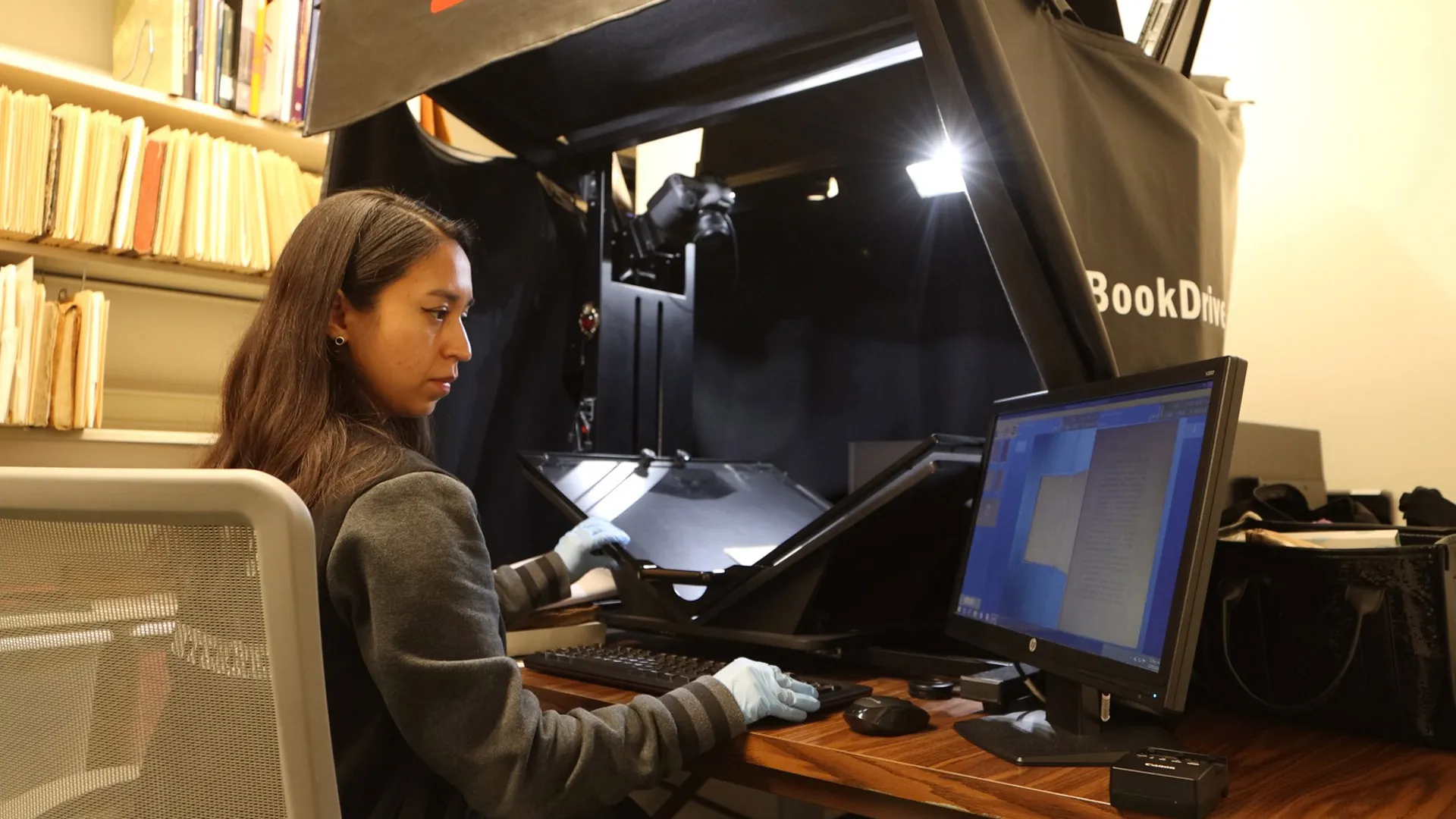 Proyecto de digitalización con documento en biblioteca cervantina