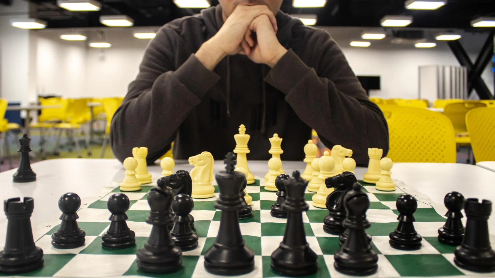 estudiante practicando para torneo de ajedrez