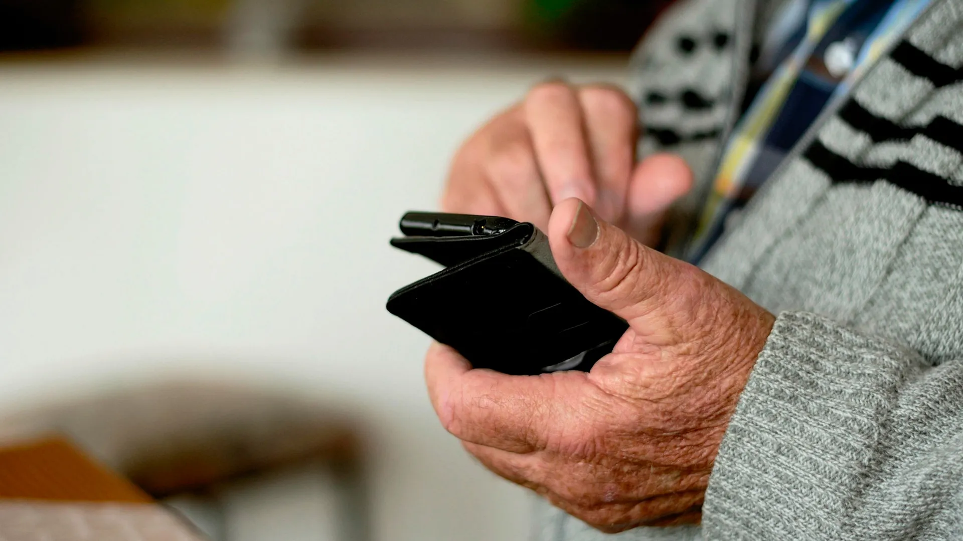 Adulto mayor combate el rezago digital utilizando teléfono inteligente