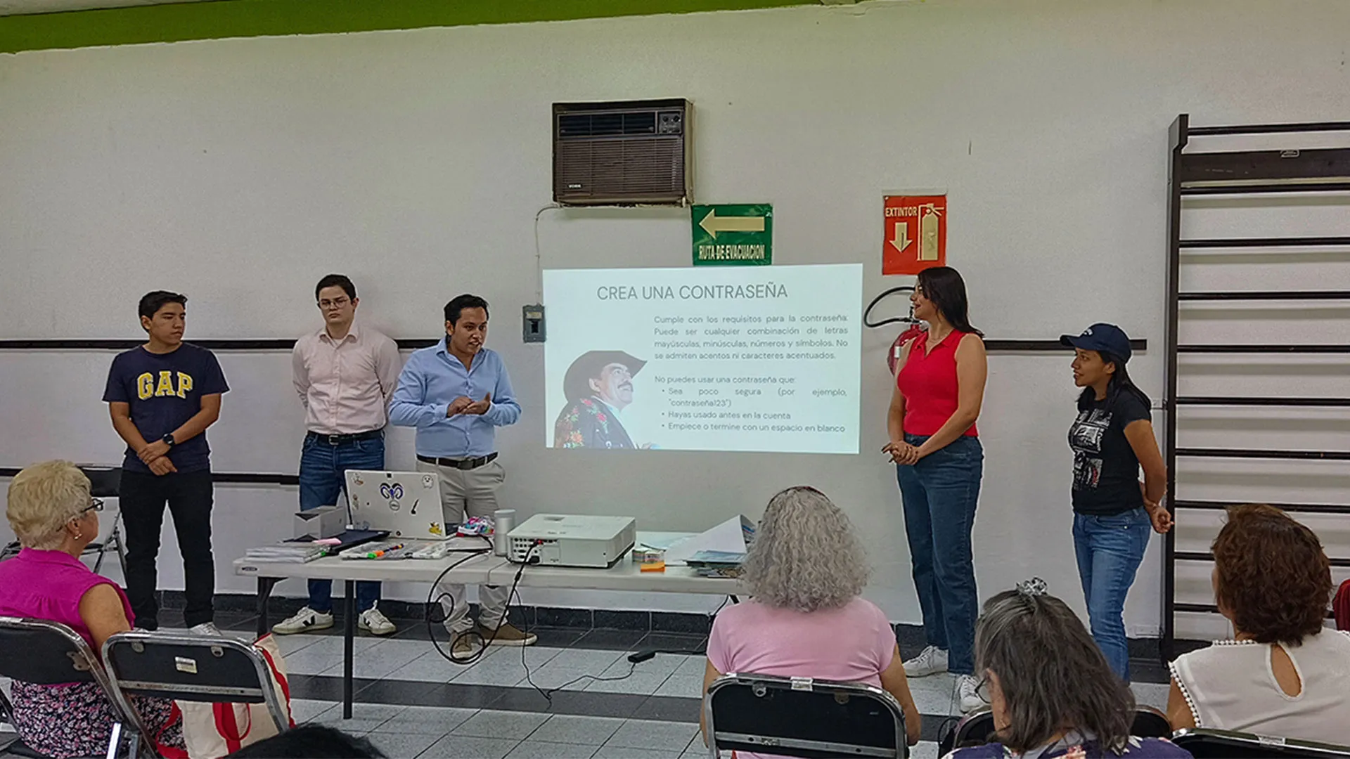 Estudiantes de cuarto semestre de la Licenciatura en Finanzas del Tec campus Cuernavaca, impartieron talleres de educación financiera y finanzas personales a adultos mayores en el CEAGEM.