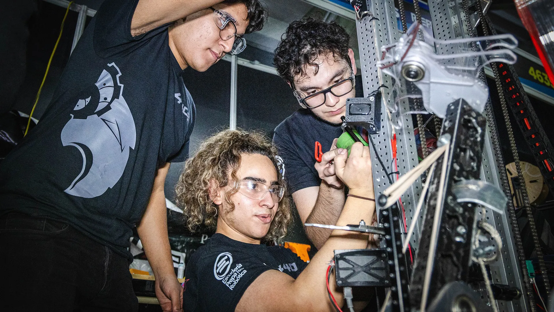 Jóvenes de PrepaTec Laguna trabajan en su robot durante la competencia Regional Monterrey de FIRST 2025