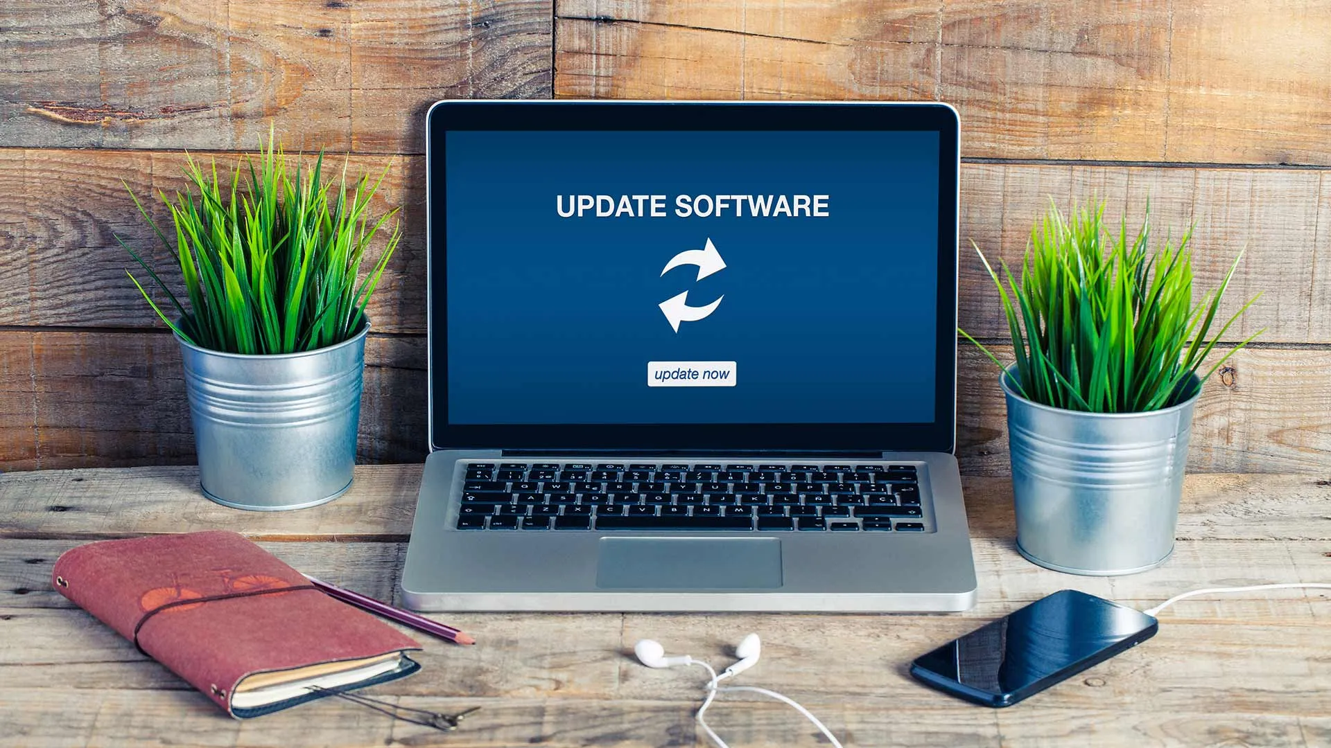 Computadora que muestra el aviso de que el software se está actualizando, uno de los consejos para mantener en estado óptimo un equipo de cómputo