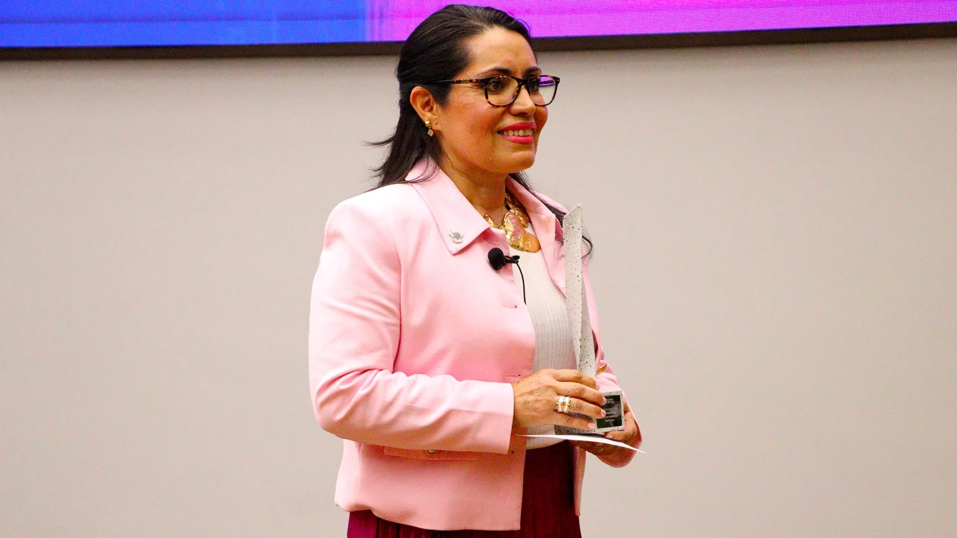 María Concepción del Alto junto a su reconocimiento del Premio Mujer Tec.
