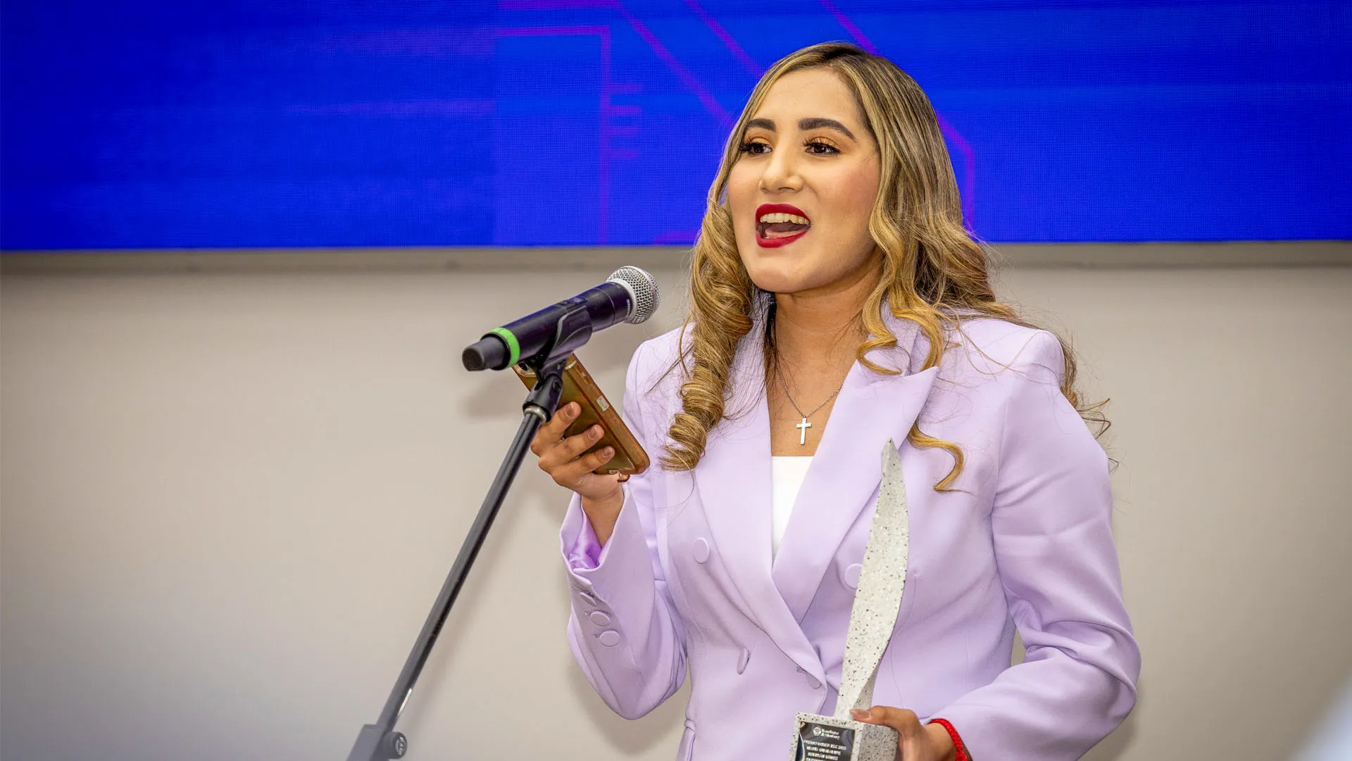 maria guadalupe ganadora de premio mujer tec