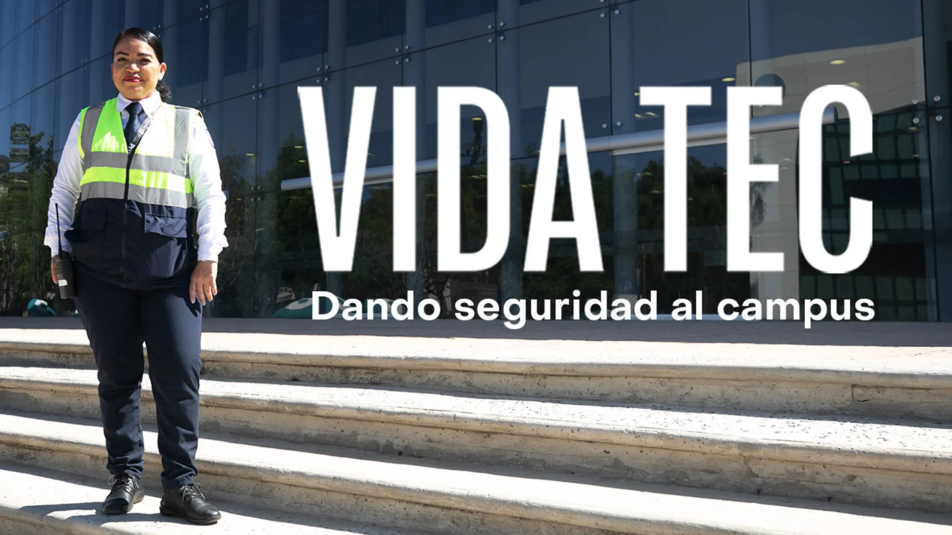 Con banderín y bicicleta, da seguridad al campus Guadalajara (video)