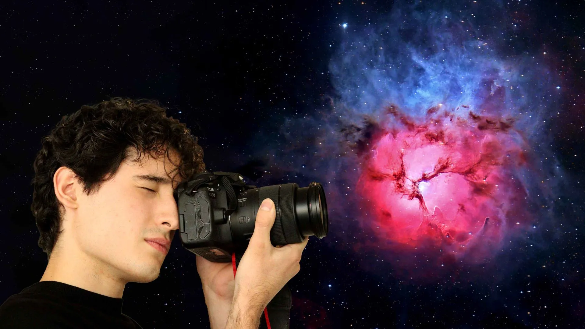 Mauricio Villarreal con una cámara fotográfica Canon.