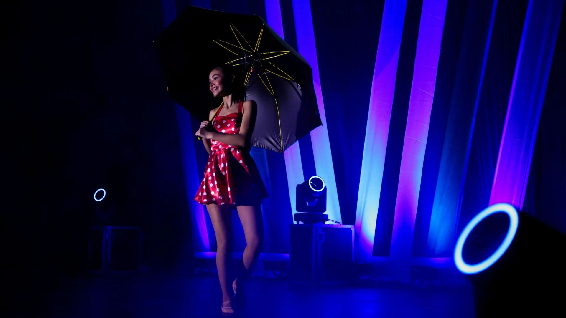 Estudiante de tec tampico presentando su número artístico en festival de arte