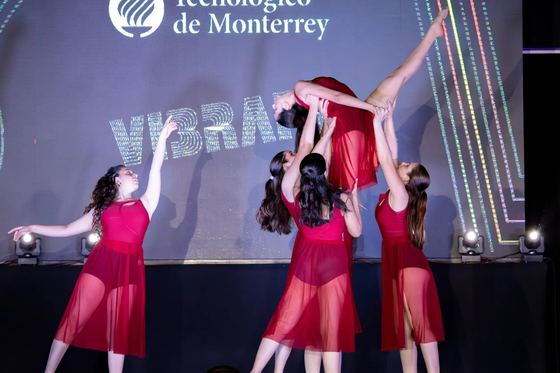 bailarinas con vestidos rojos durante su coreografía