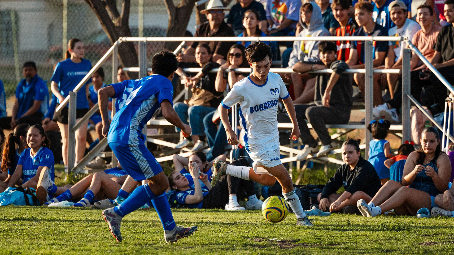 Jugadores de Borregos Laguna disputan el balón en partido de futbol soccer del Torneo Región Noroeste