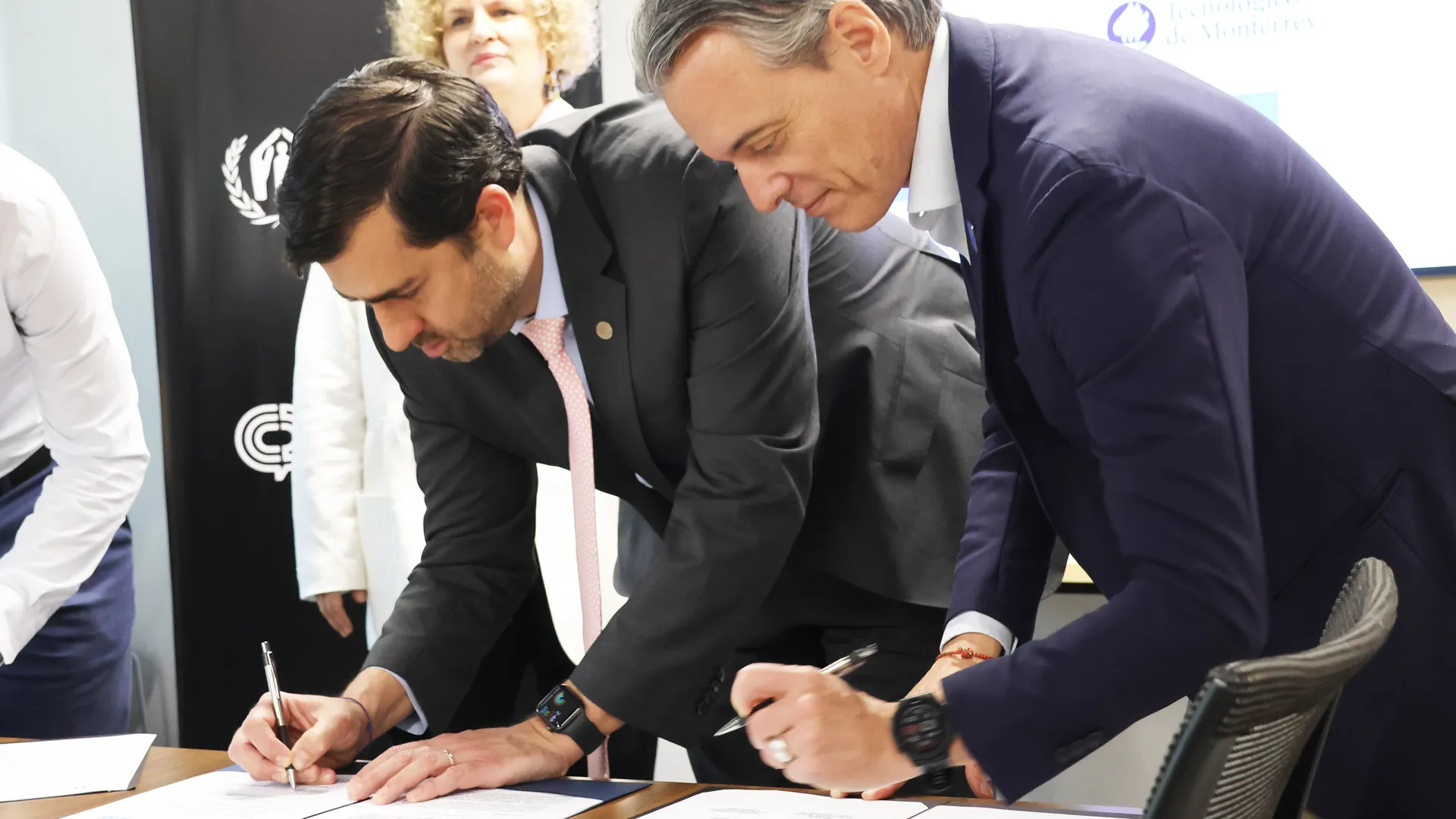 Tec y agencia de ONU para refugiados renuevan alianza de colaboración. Firma Juan Pablo Murra, rector del Tec, en rectoría del campus Monterrey