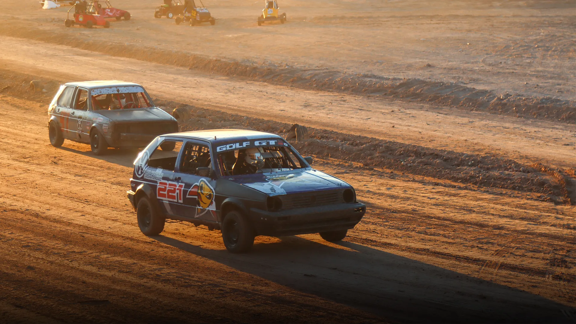 Carros corriendo sobre pista de arcilla. 