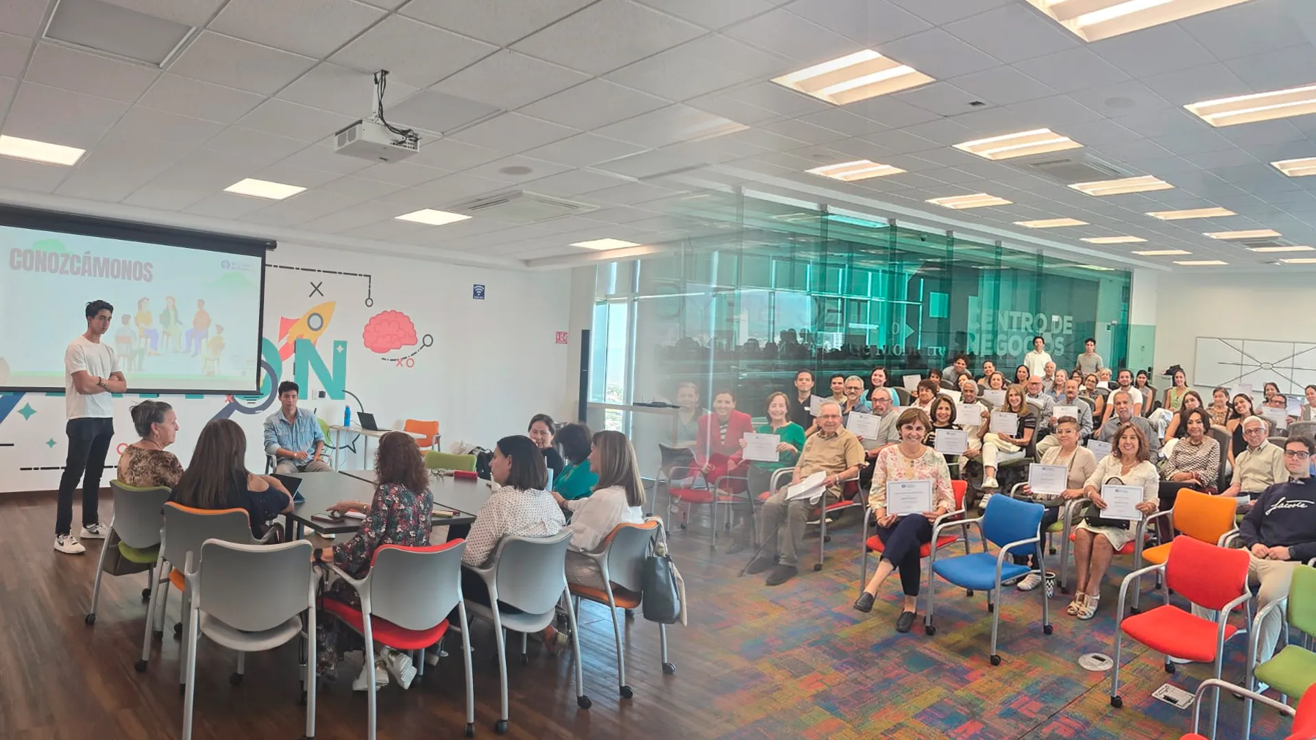 Alumnos impartiendo taller a adultos mayores