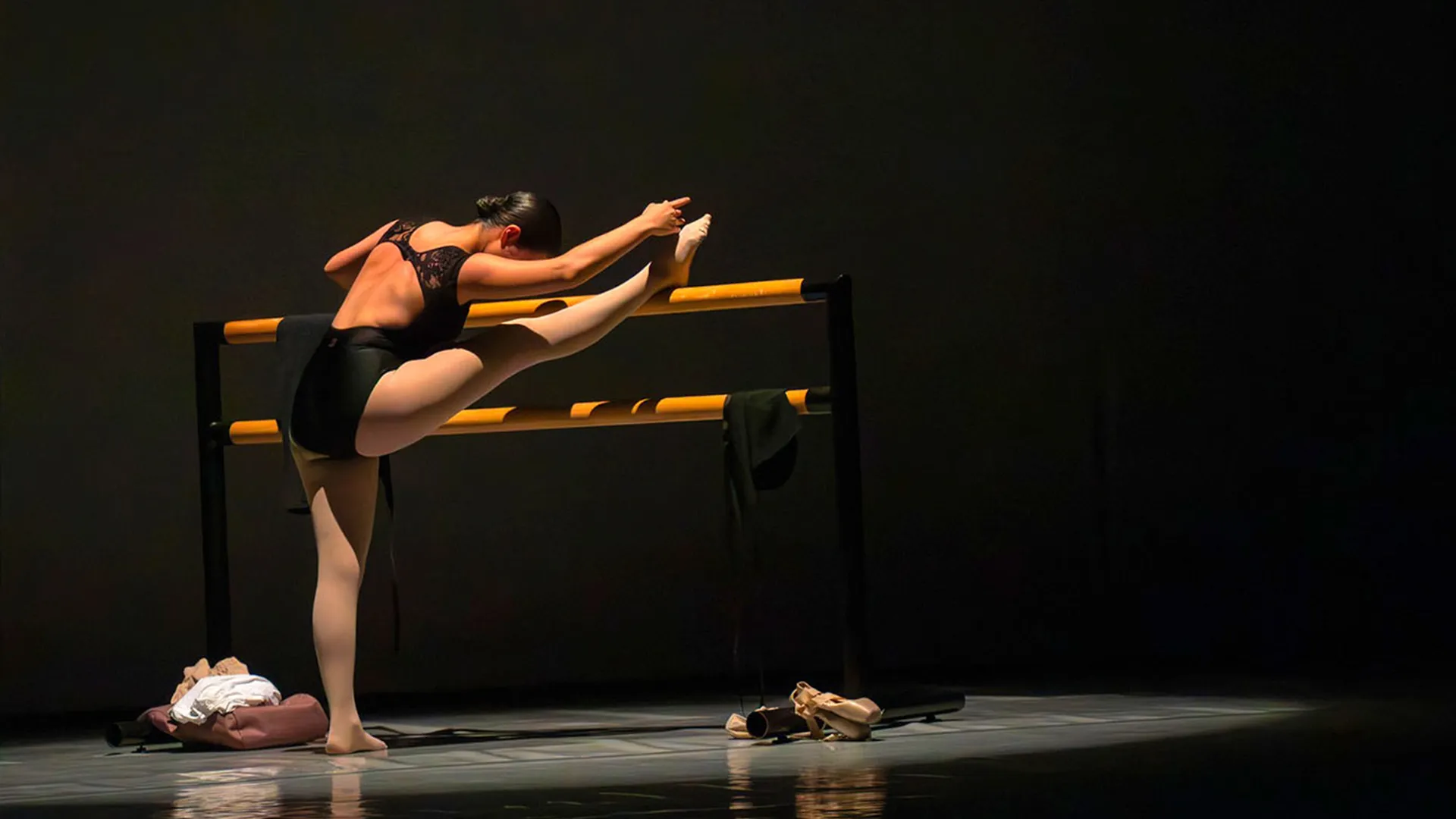 Bailarina de ballet del Tec de Monterrey campus Laguna se presenta sobre iluminación y fondo oscuro en el Teatro Isauro Martínez