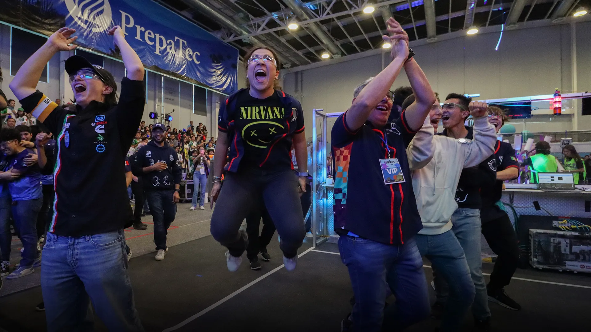 Alumnos saltando y celebrando.