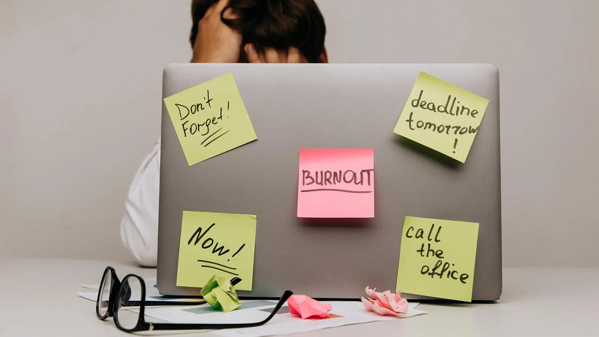 hombre procrastinando actividades en computadora