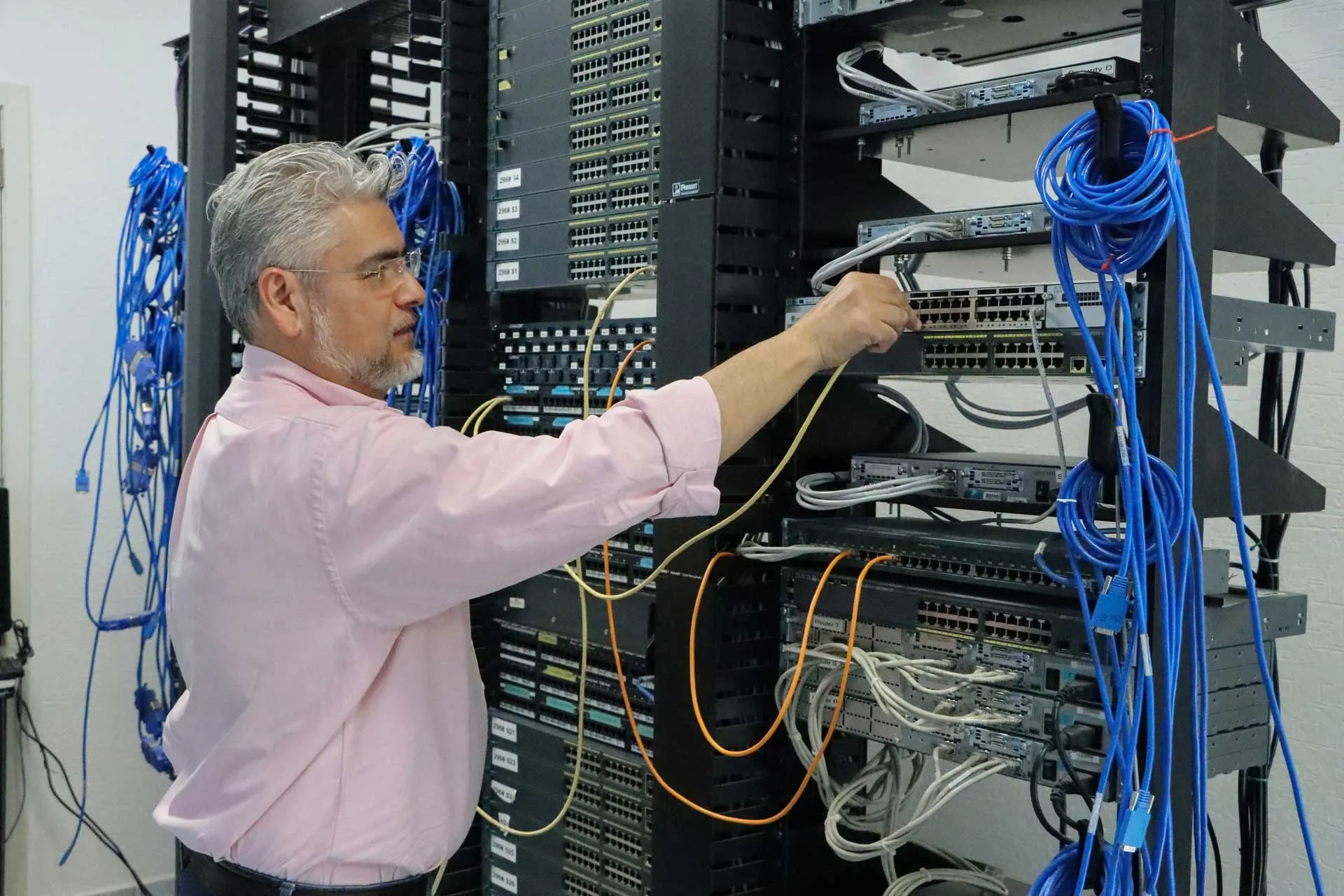 Profesor lidera laboratorio inclusivo enfocado a redes computacionales