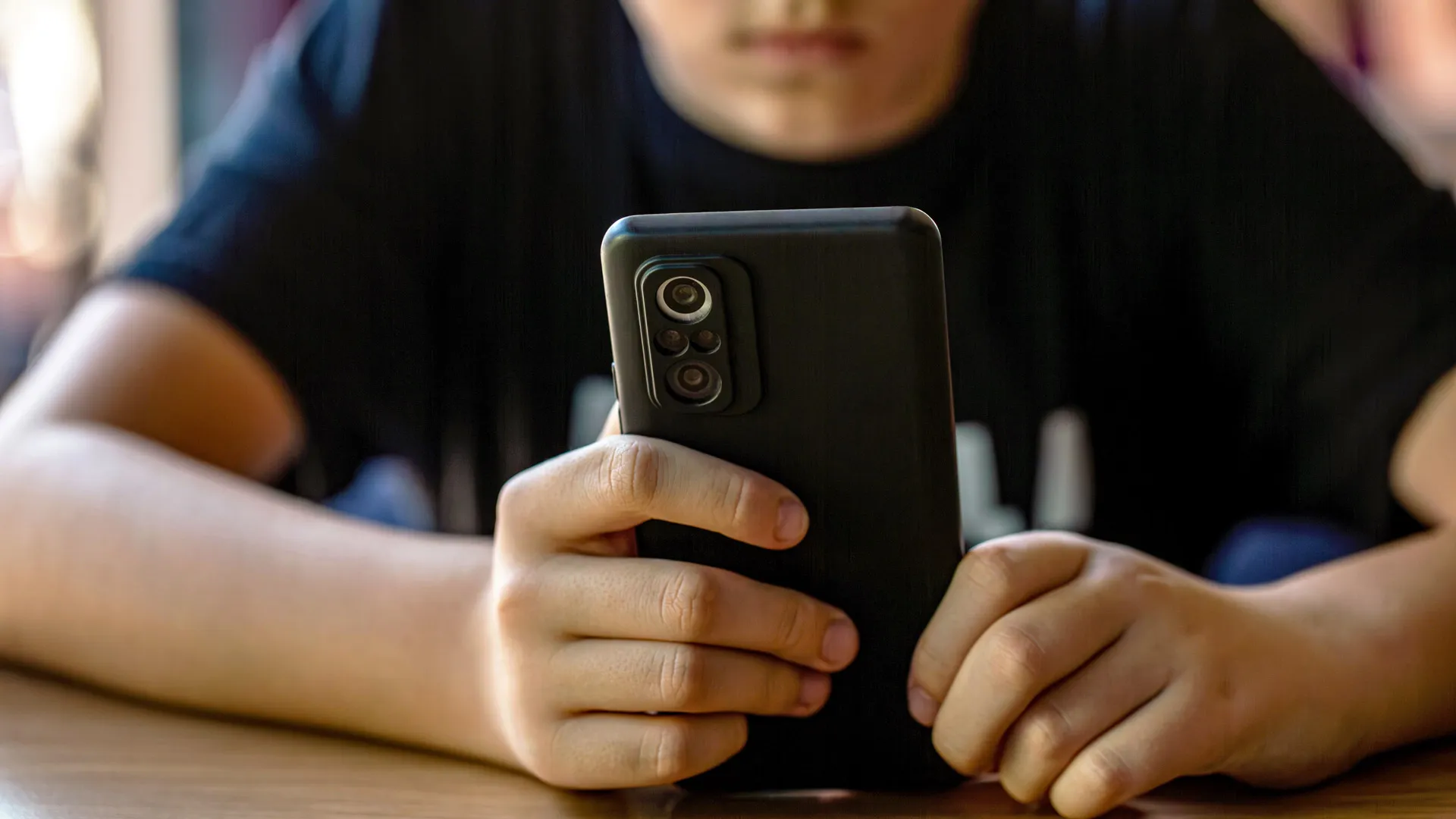 niño consulta redes sociales. adicción a las redes sociales.