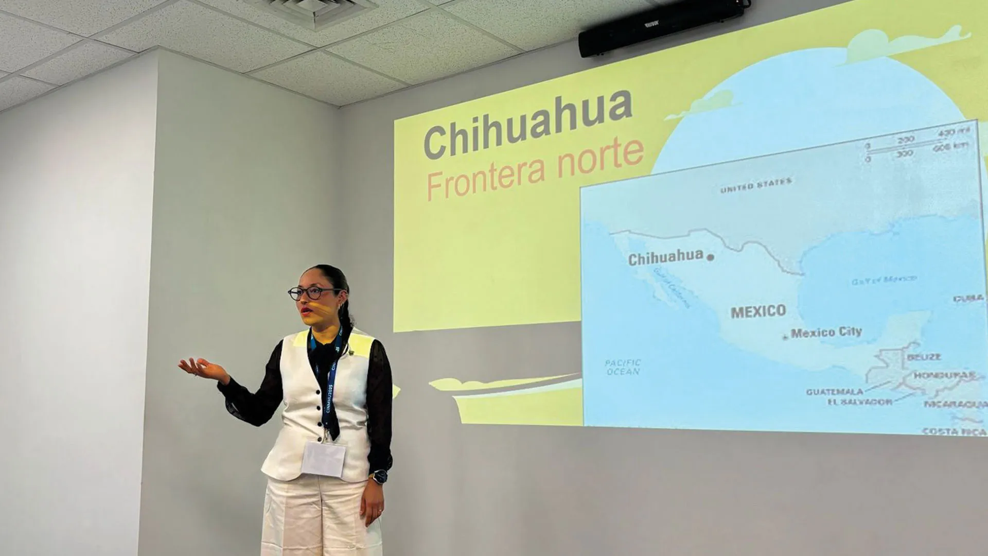 Cristina Rumbo, profesora de la Escuela de Ciencias Sociales y Gobierno expuso su trabajo sobre migración