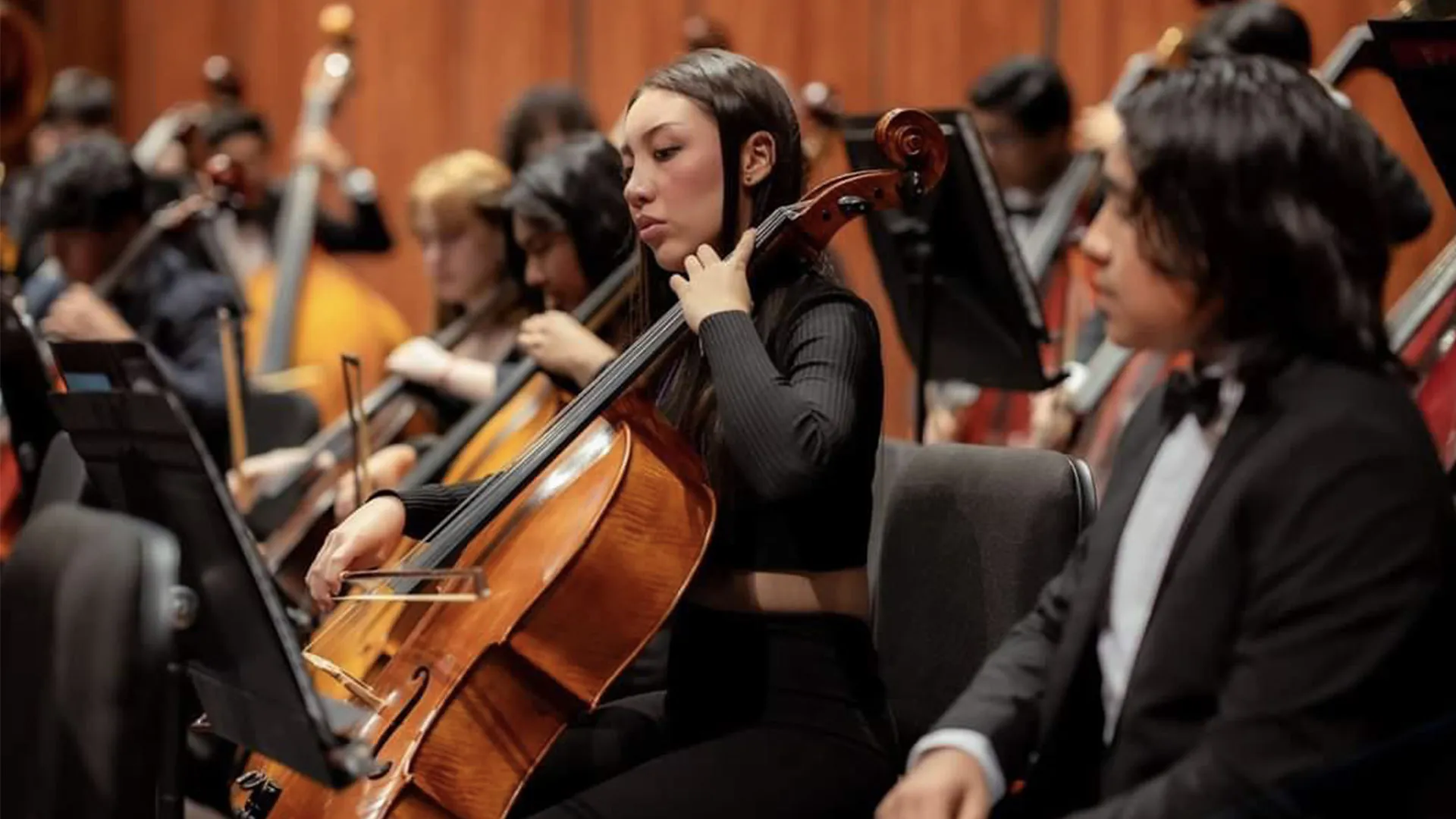 Alumna tocando cello en bellas artes