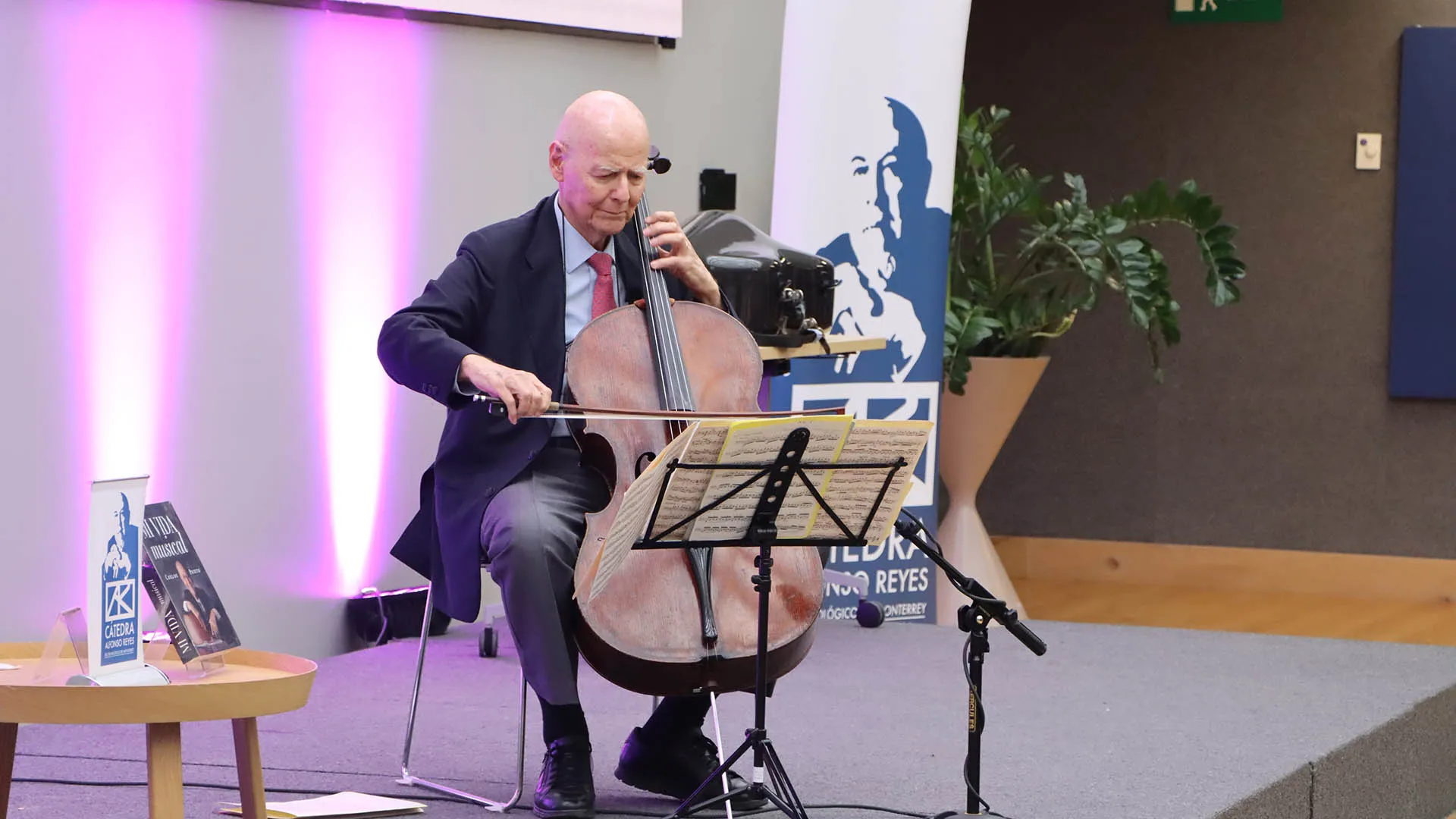 Narra Carlos Prieto historia de su violonchelo ¡de 300 años!