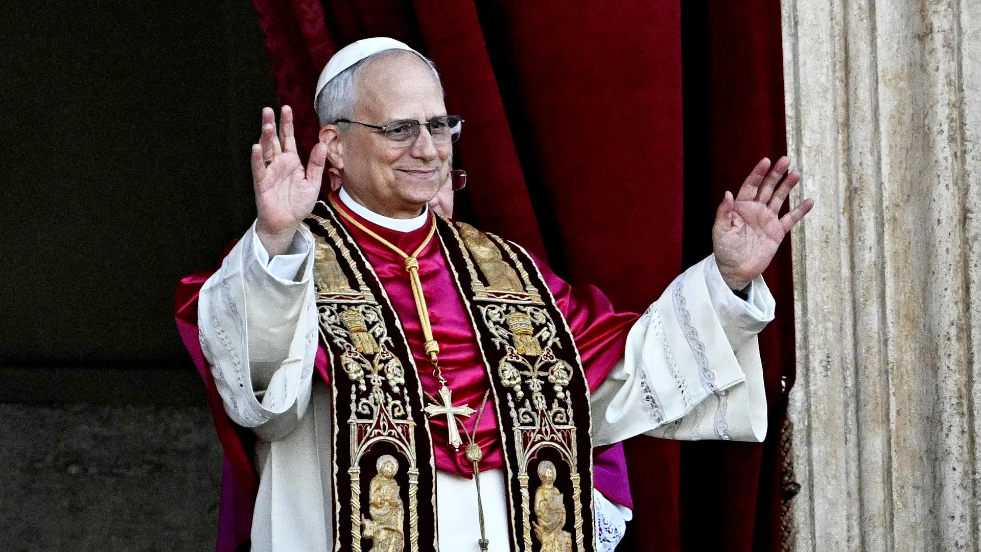 Papa León XIV durante su aparición en el balcón central de la Basílica de San Pedro