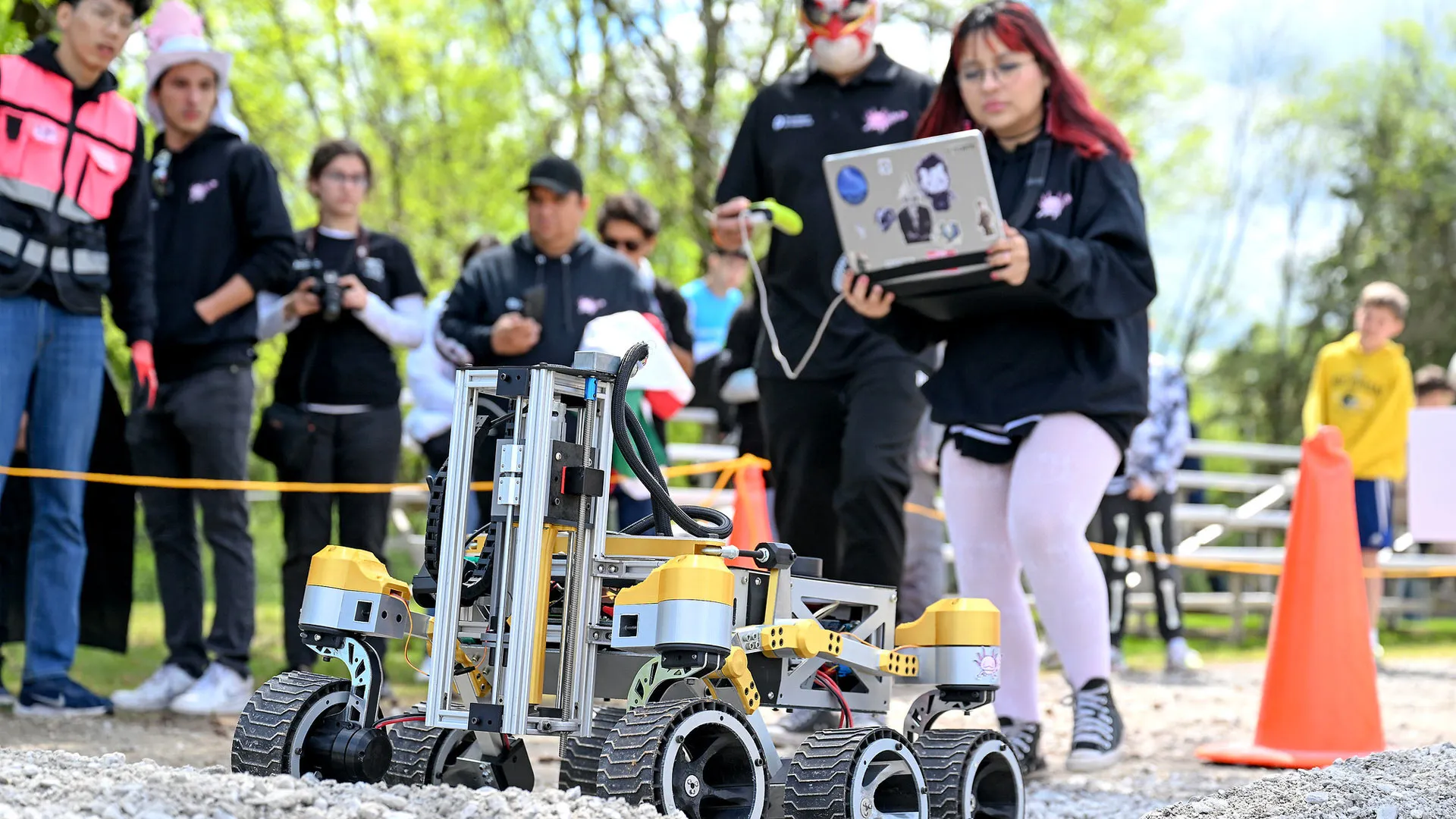 Los equipos de ingeniería del Tecnológico de Monterrey en Cuernavaca, Akali e Iktan Roving, lograron colocarse en el lugar 3 y lugar 9 mundial respectivamente, en el NASA Human Exploration Rover Challenge (HERC) 2025.
