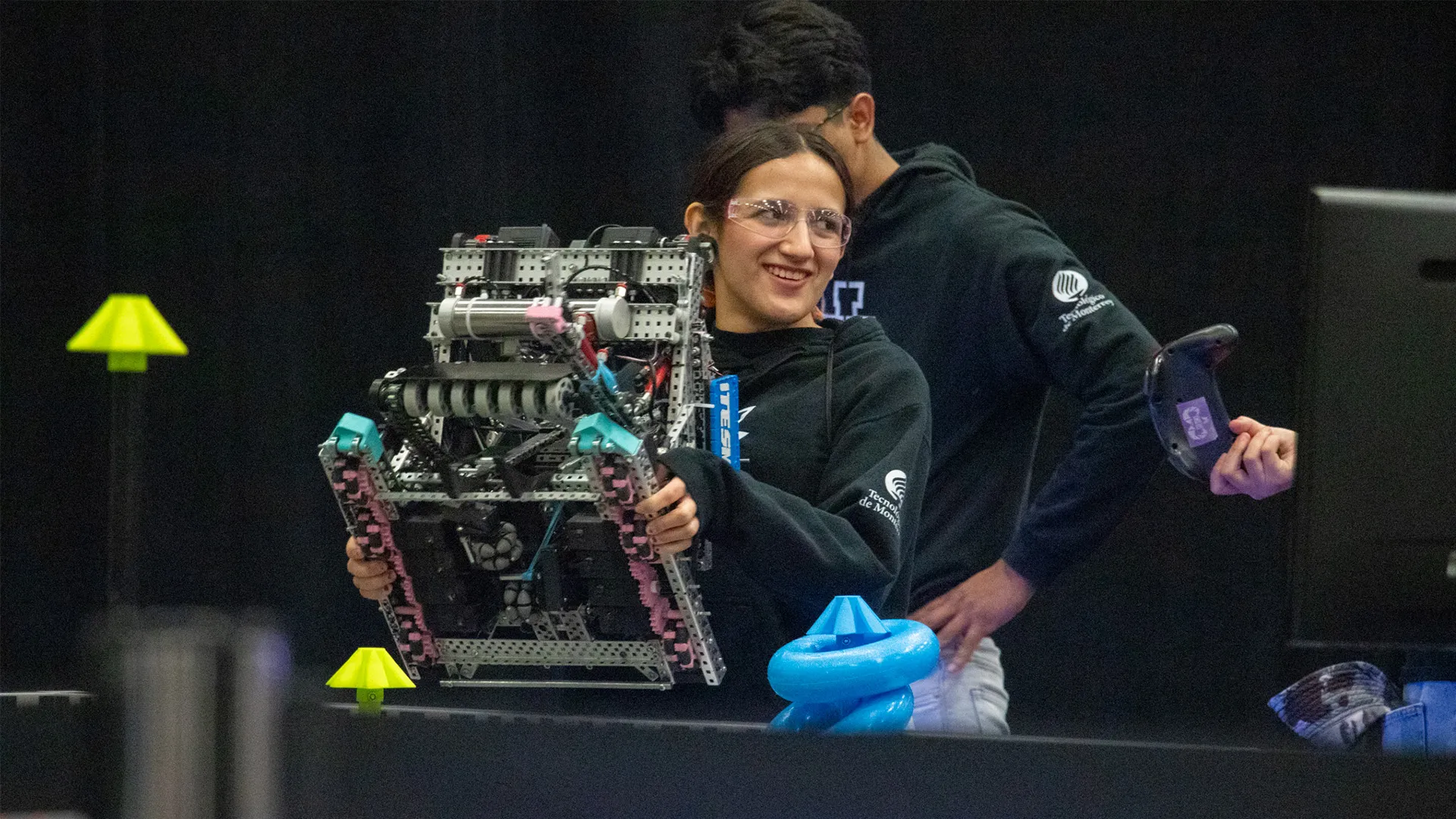 Alumna sonriendo en torneo de robótica