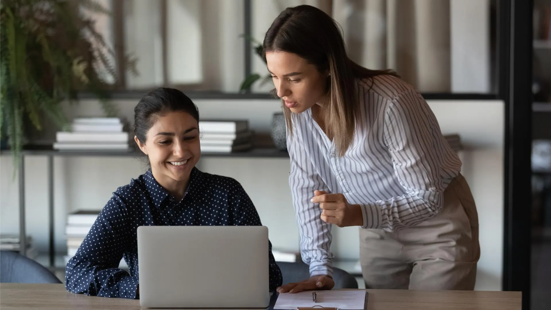 2 mujeres trabajando