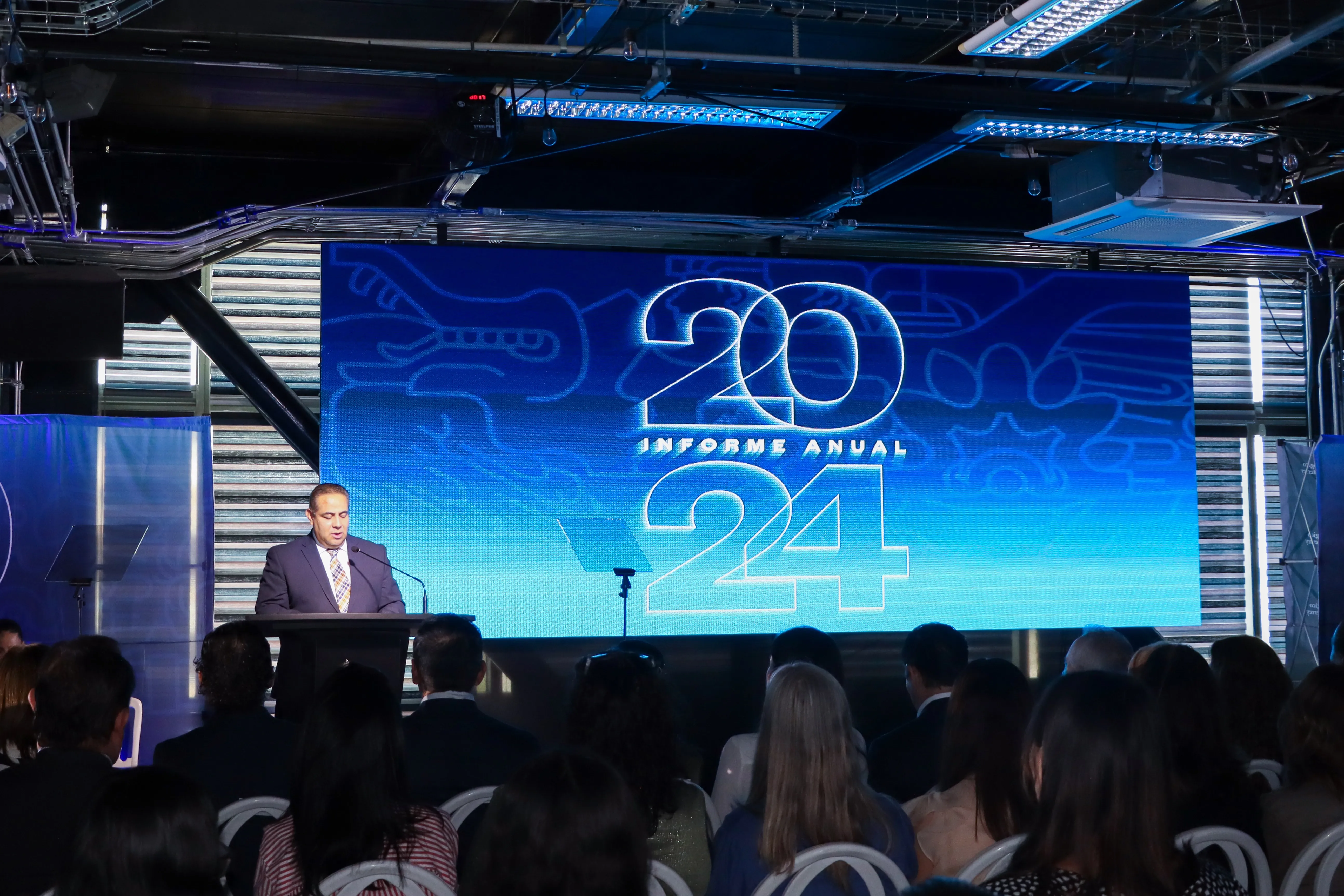 Director general presentando en informe anual 2024