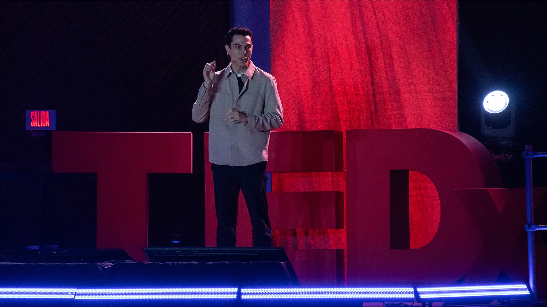 Adrián González dando una conferencia en TedXTecdeMonterrey