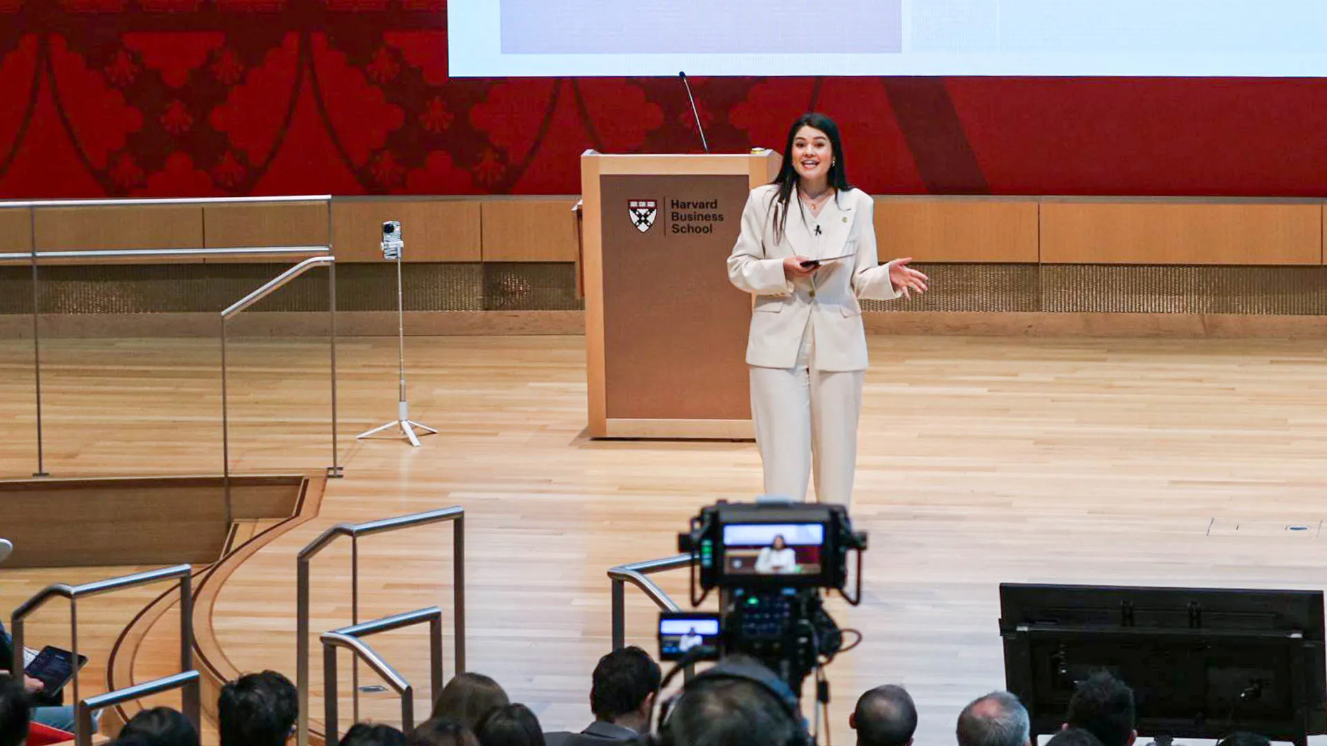 EXATEC gana reto de Harvard buscando empoderar mujeres