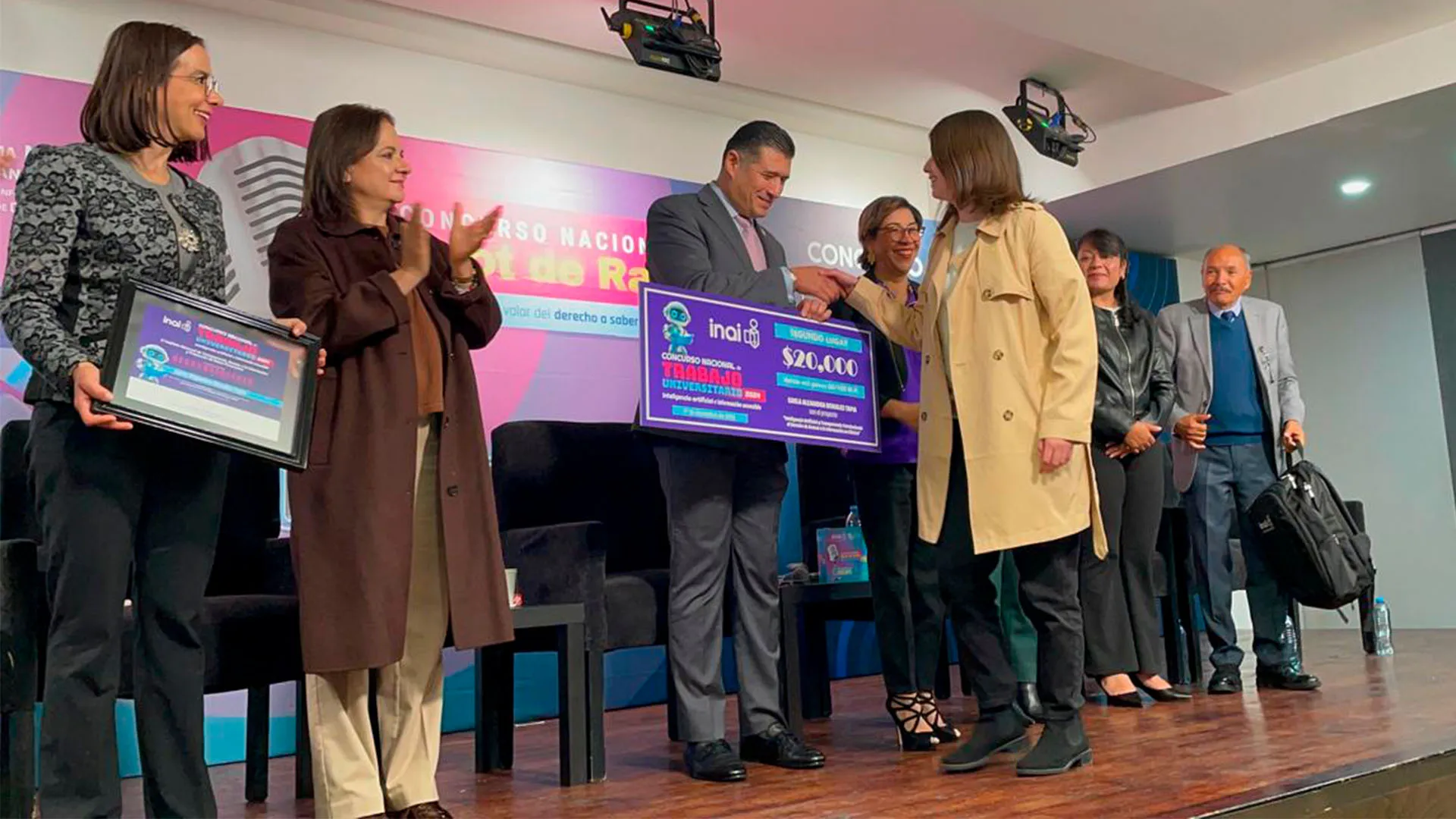 Premian a estudiantes del Tec Toluca por ensayos sobre IA y datos