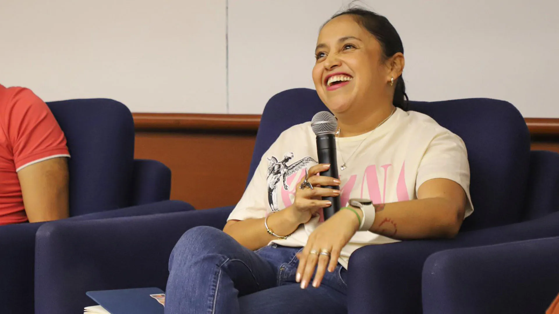 Nora de la Cruz, profesora del Tec campus Estado de México, presentó su libro: Duerme cicatriz, que propone una mirada a la perspectiva ecofeminista.